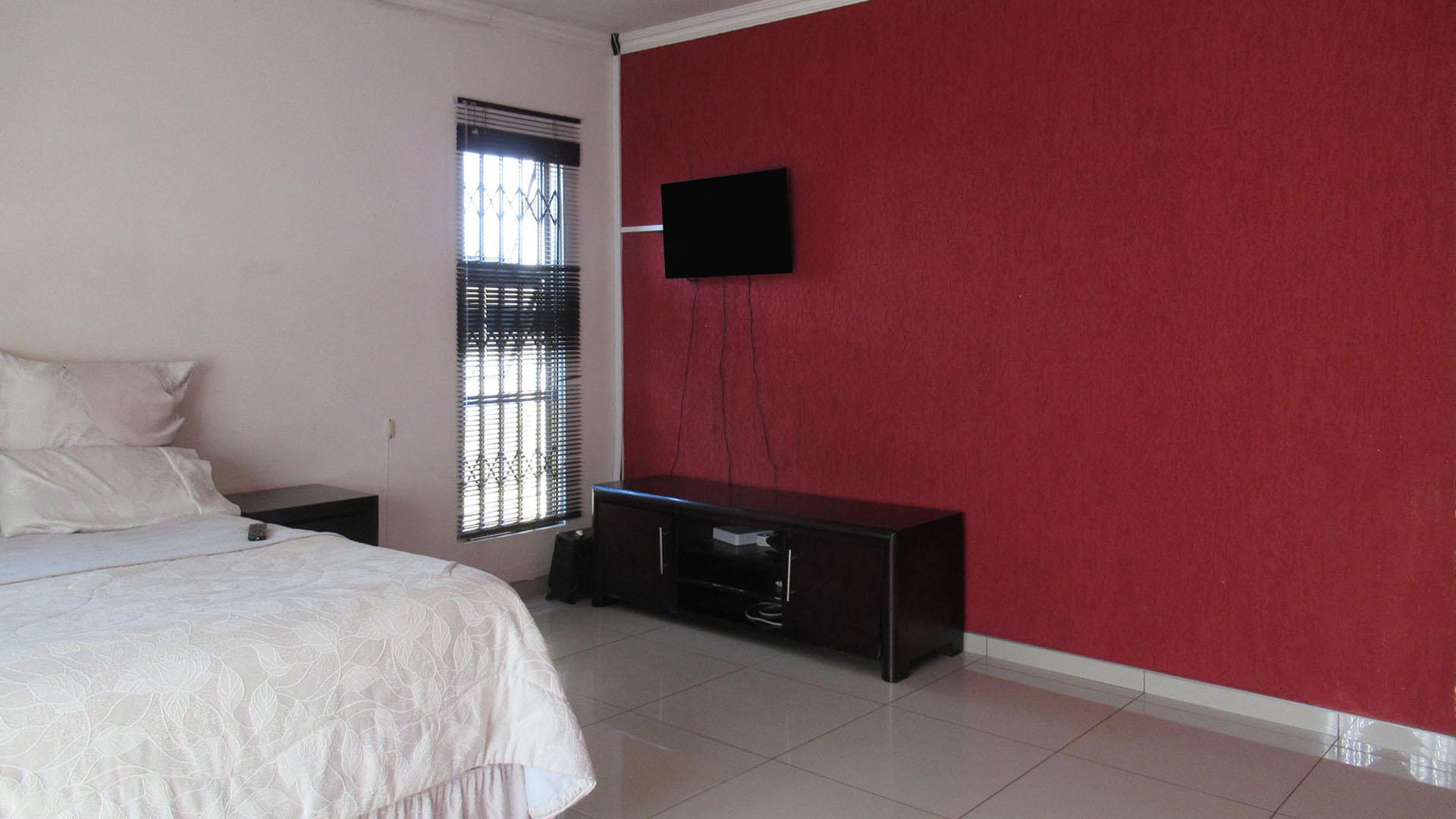 Main Bedroom - 30 square meters of property in Mid-ennerdale