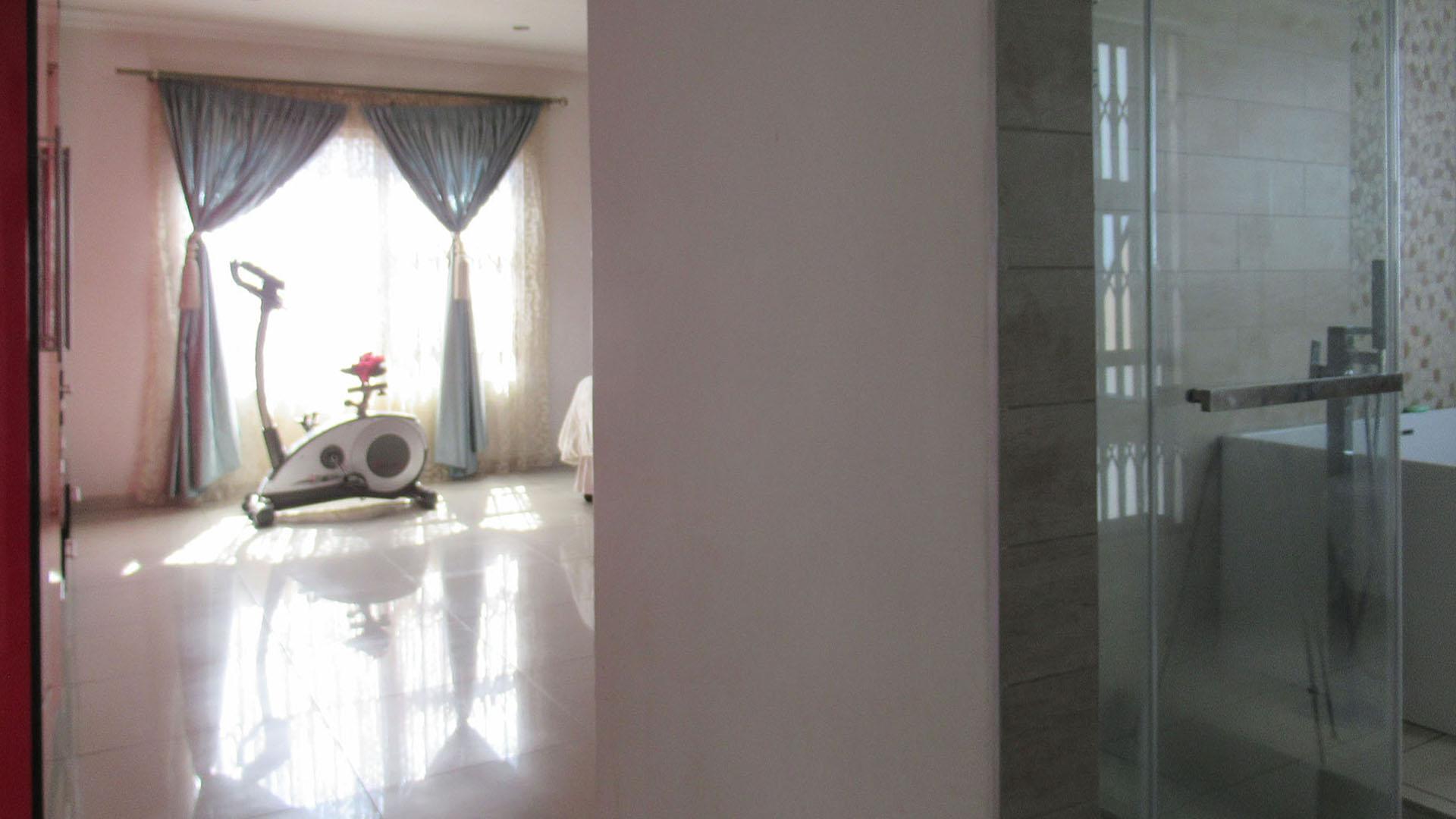 Main Bedroom - 30 square meters of property in Mid-ennerdale