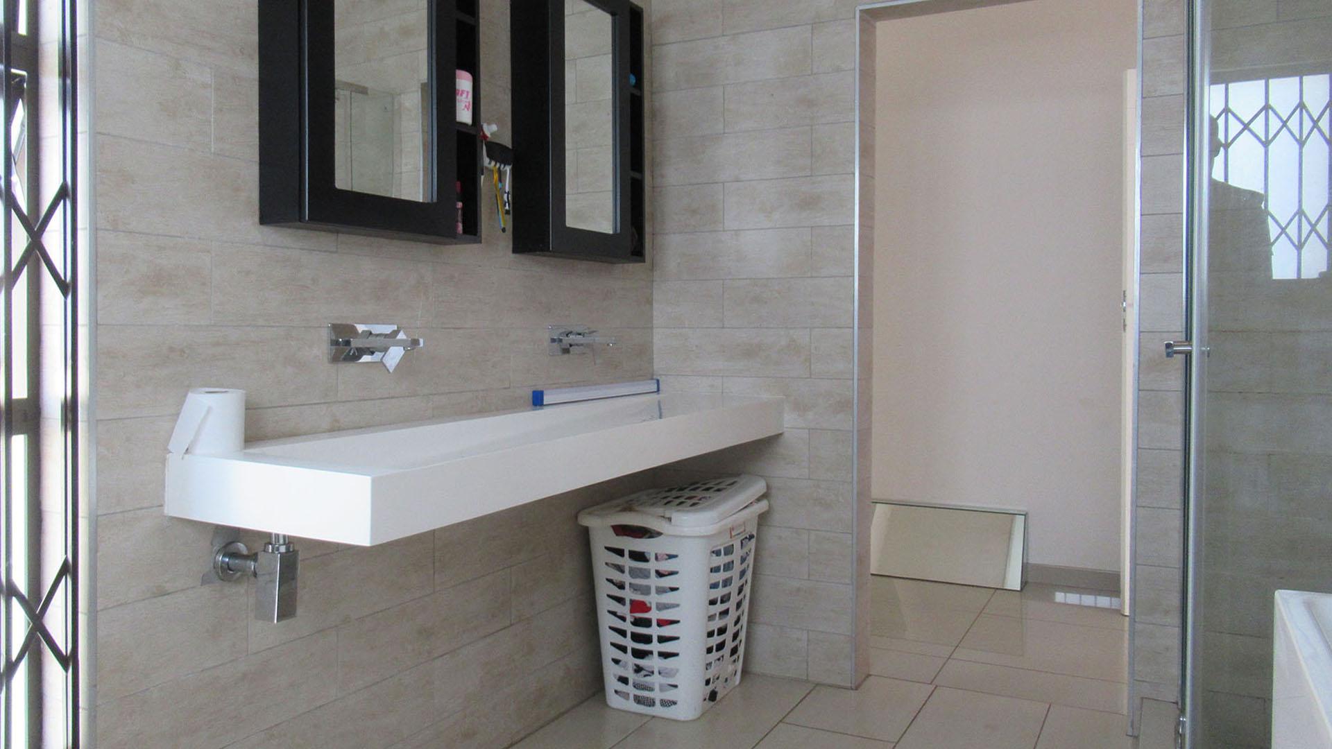 Main Bathroom of property in Mid-ennerdale