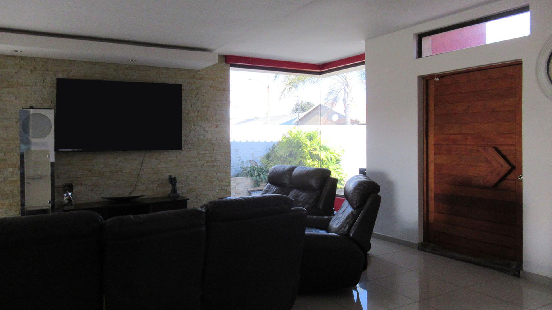 Lounges - 42 square meters of property in Mid-ennerdale