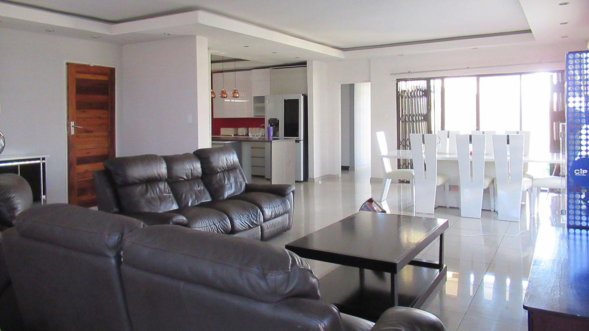 Lounges - 42 square meters of property in Mid-ennerdale