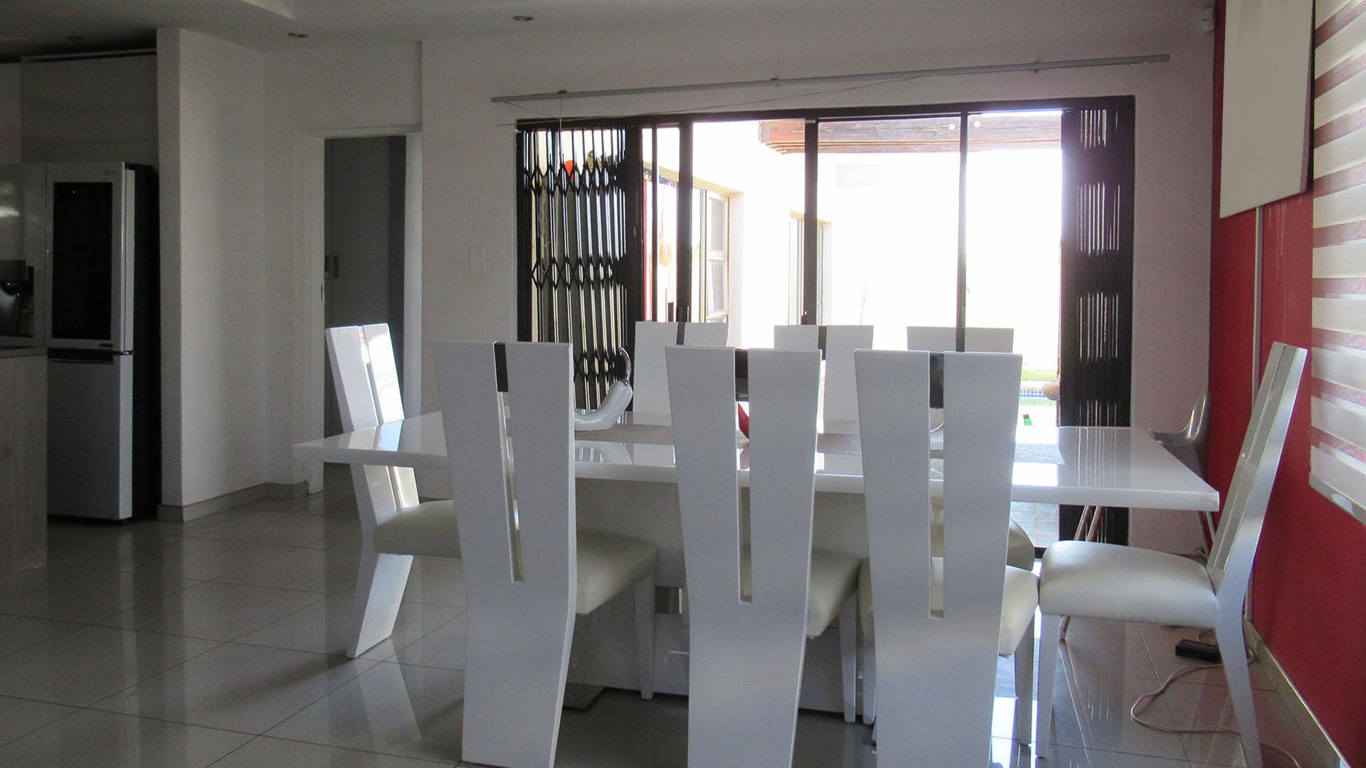 Dining Room - 21 square meters of property in Mid-ennerdale