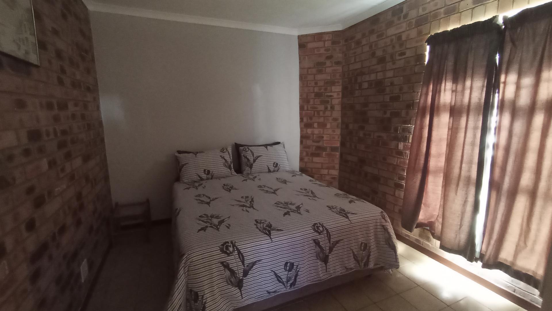Bed Room 1 of property in Port Edward