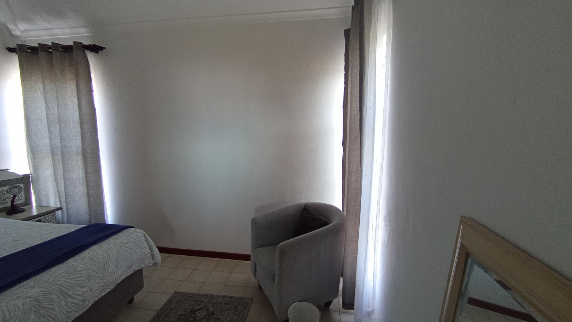 Bed Room 5+ of property in Port Edward