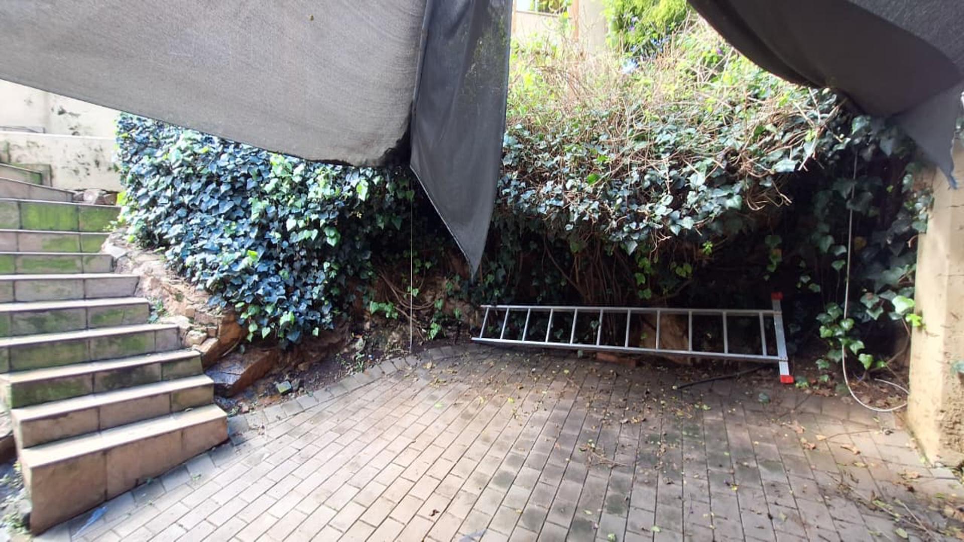 Carport  - 21 square meters of property in Northcliff