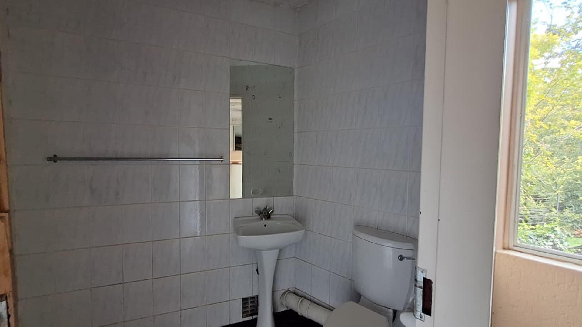 Guest Toilet - 3 square meters of property in Northcliff
