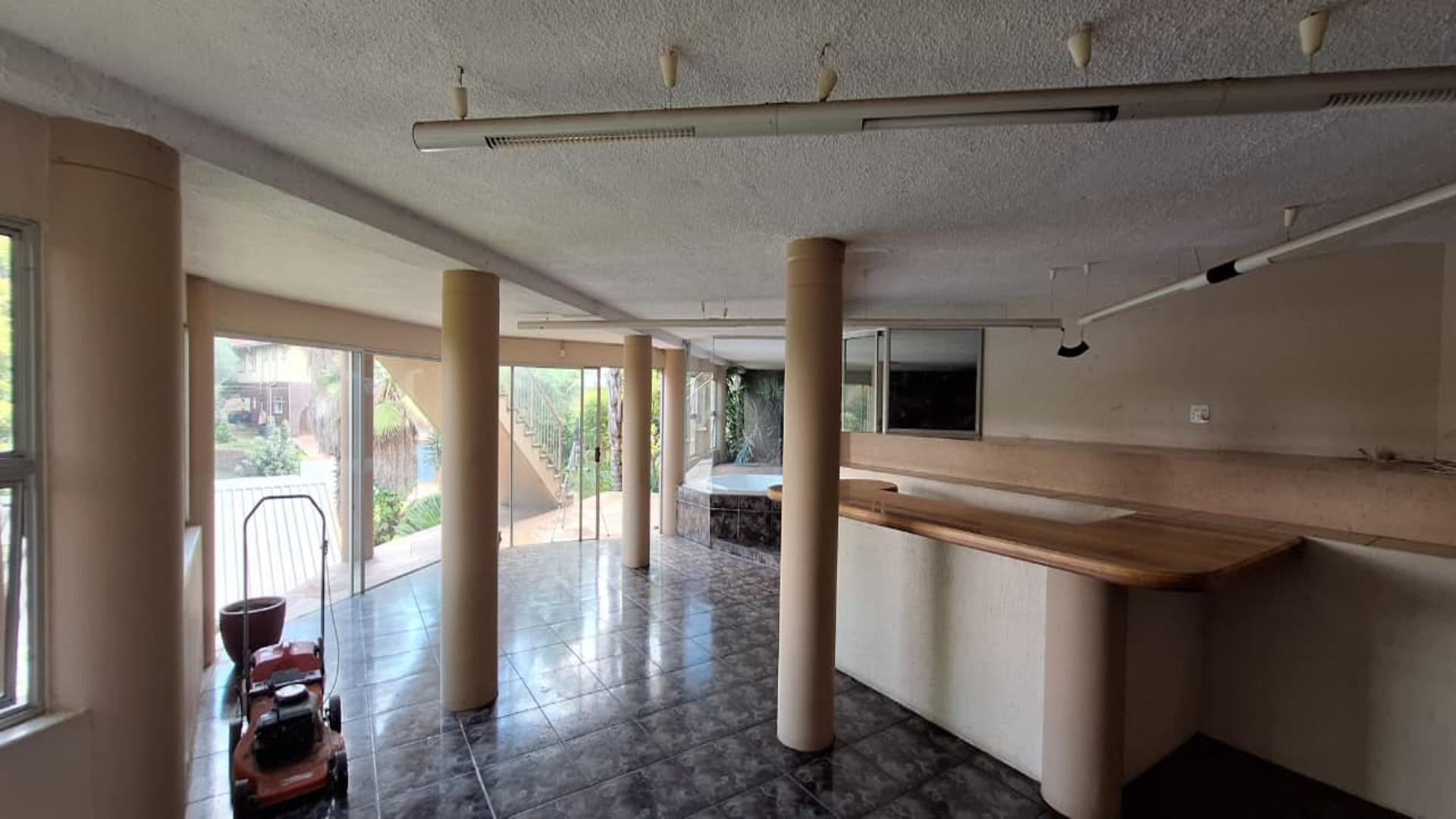 Entertainment - 121 square meters of property in Northcliff