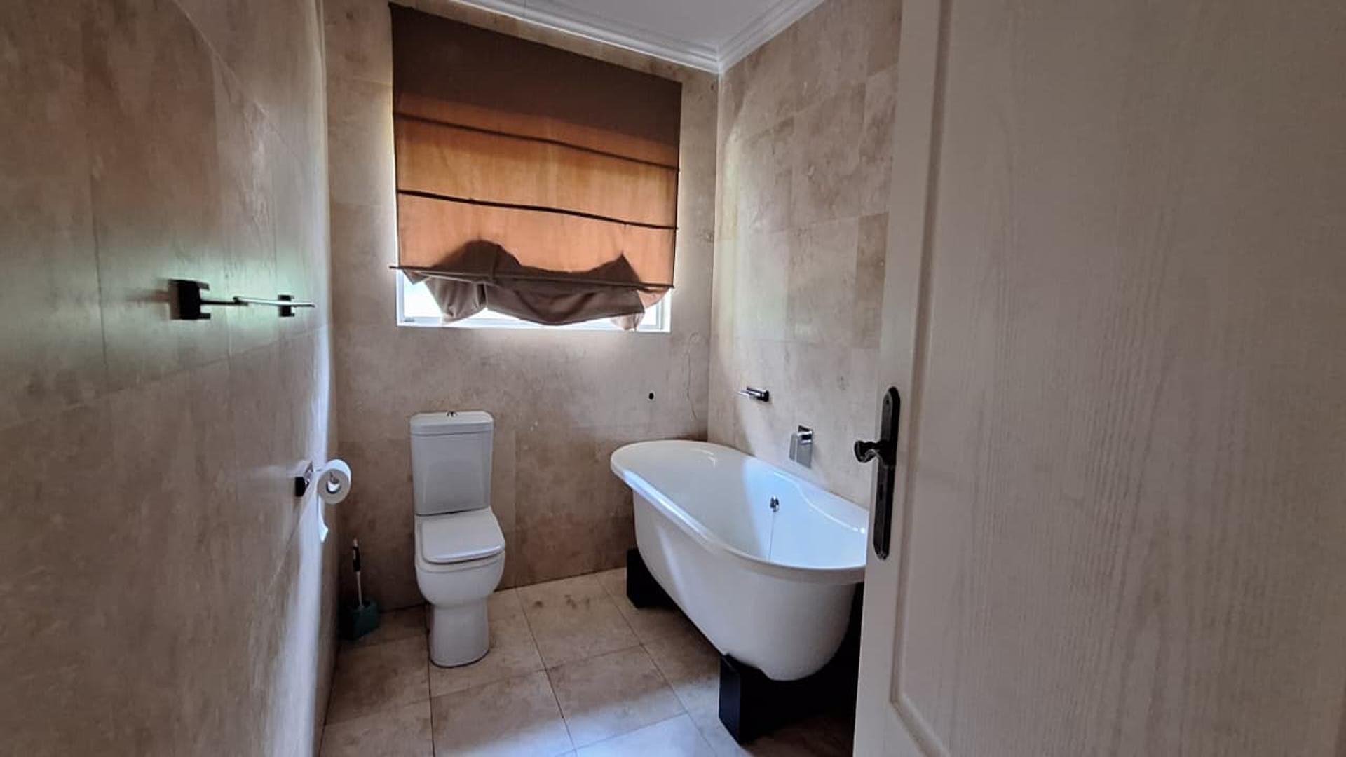 Bathroom 1 - 8 square meters of property in Northcliff