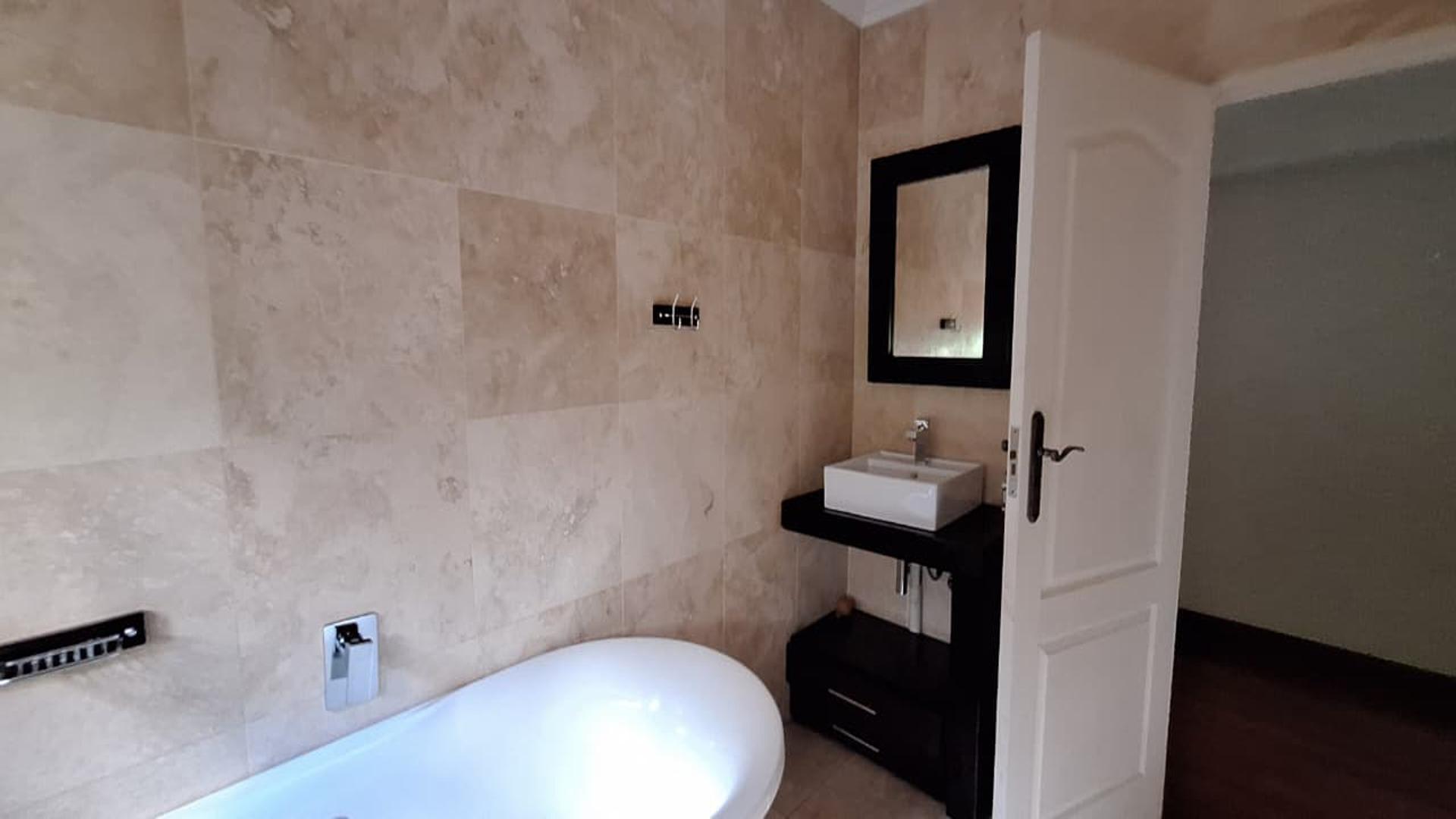 Bathroom 1 - 8 square meters of property in Northcliff