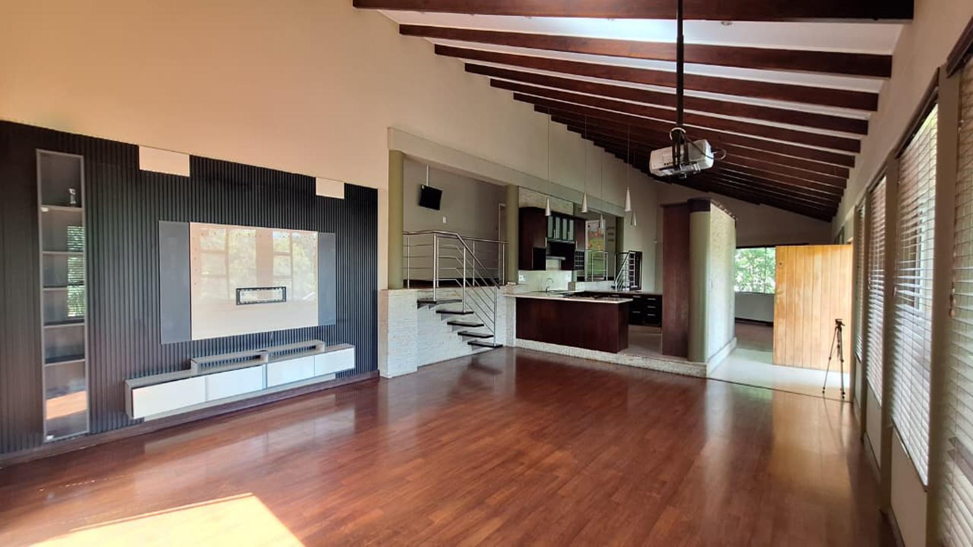 Lounges - 72 square meters of property in Northcliff