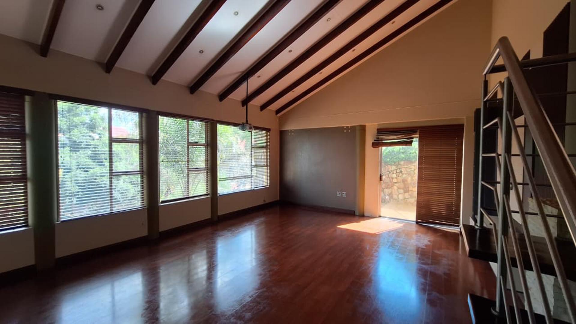 Lounges - 72 square meters of property in Northcliff