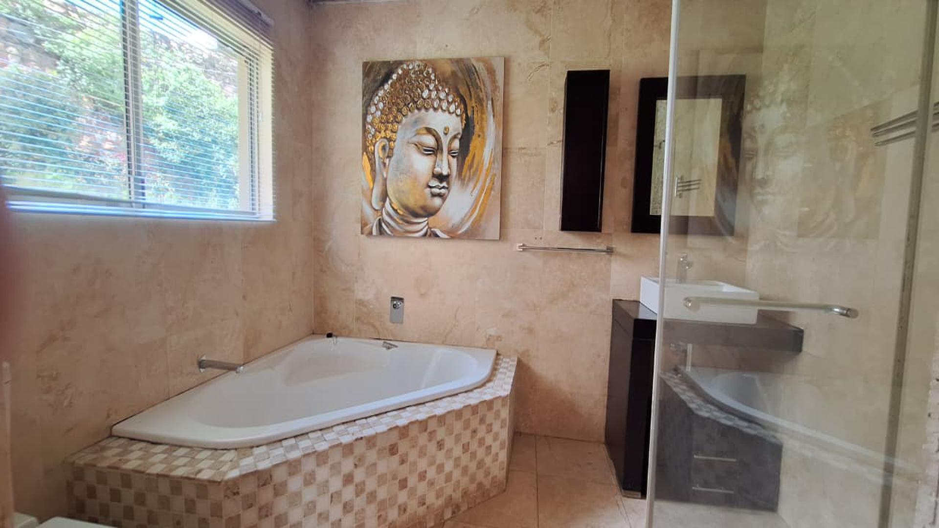 Main Bathroom - 9 square meters of property in Northcliff
