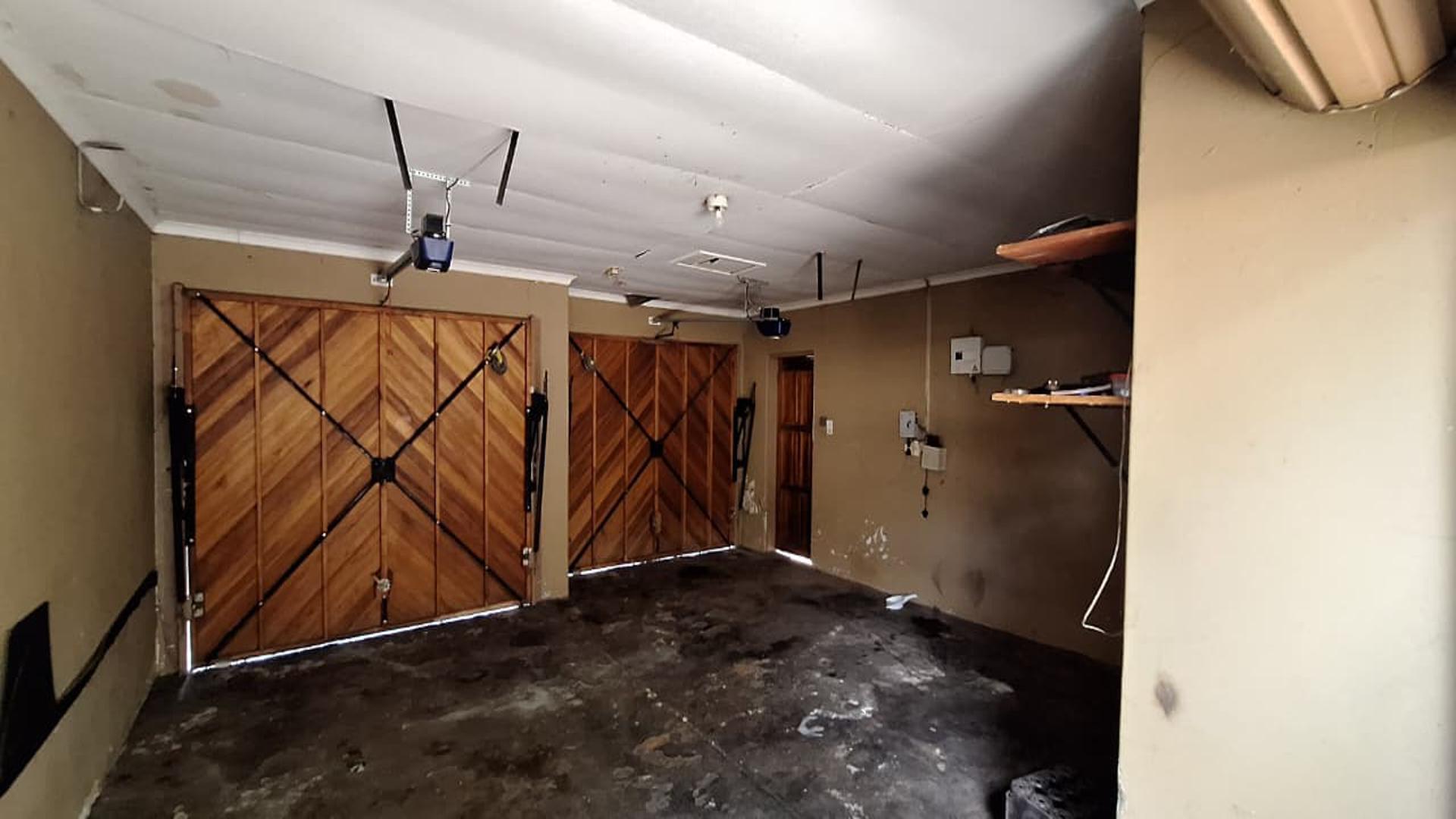 Garage - 36 square meters of property in Northcliff
