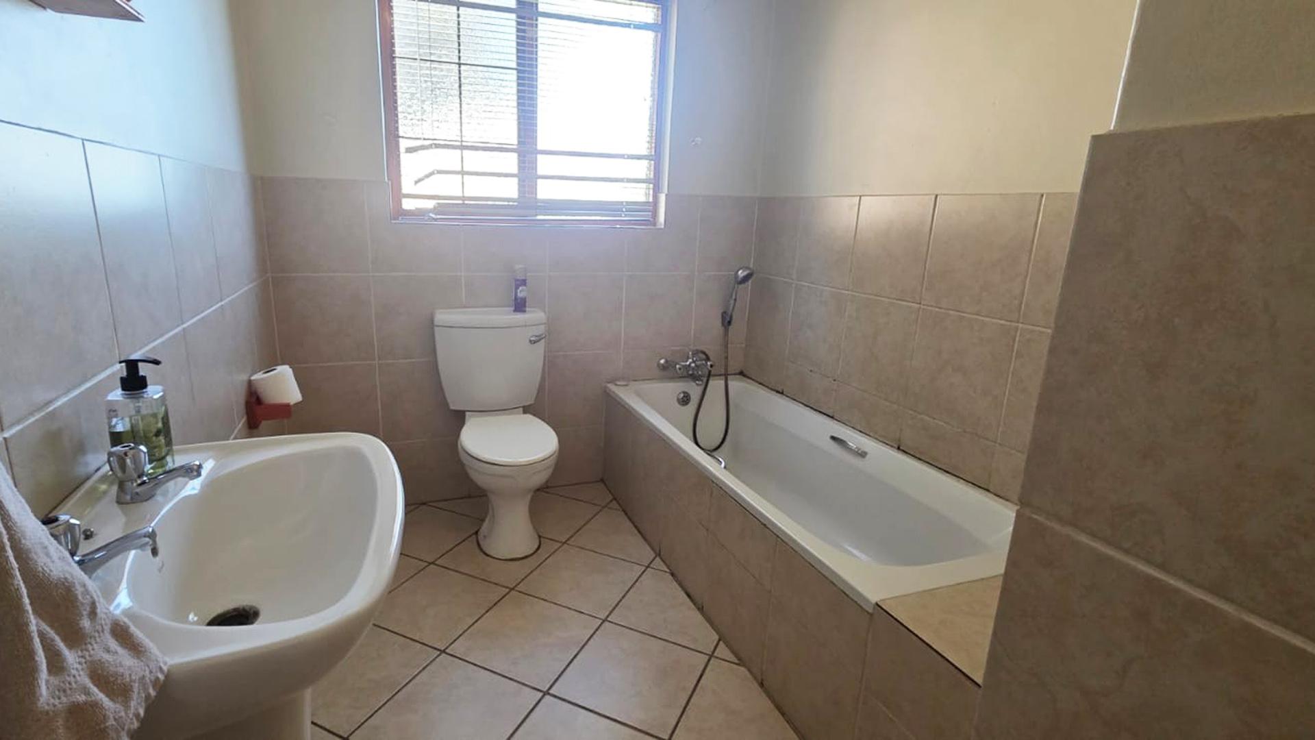 Bathroom 1 of property in Delmas