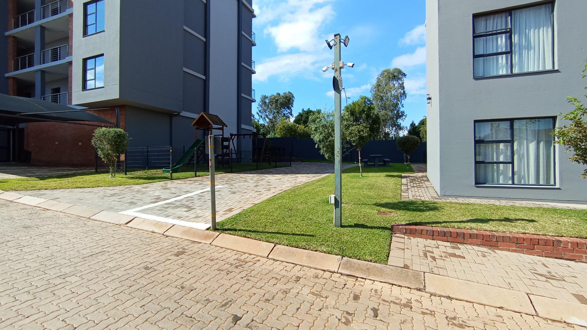 Front View of property in Die Hoewes