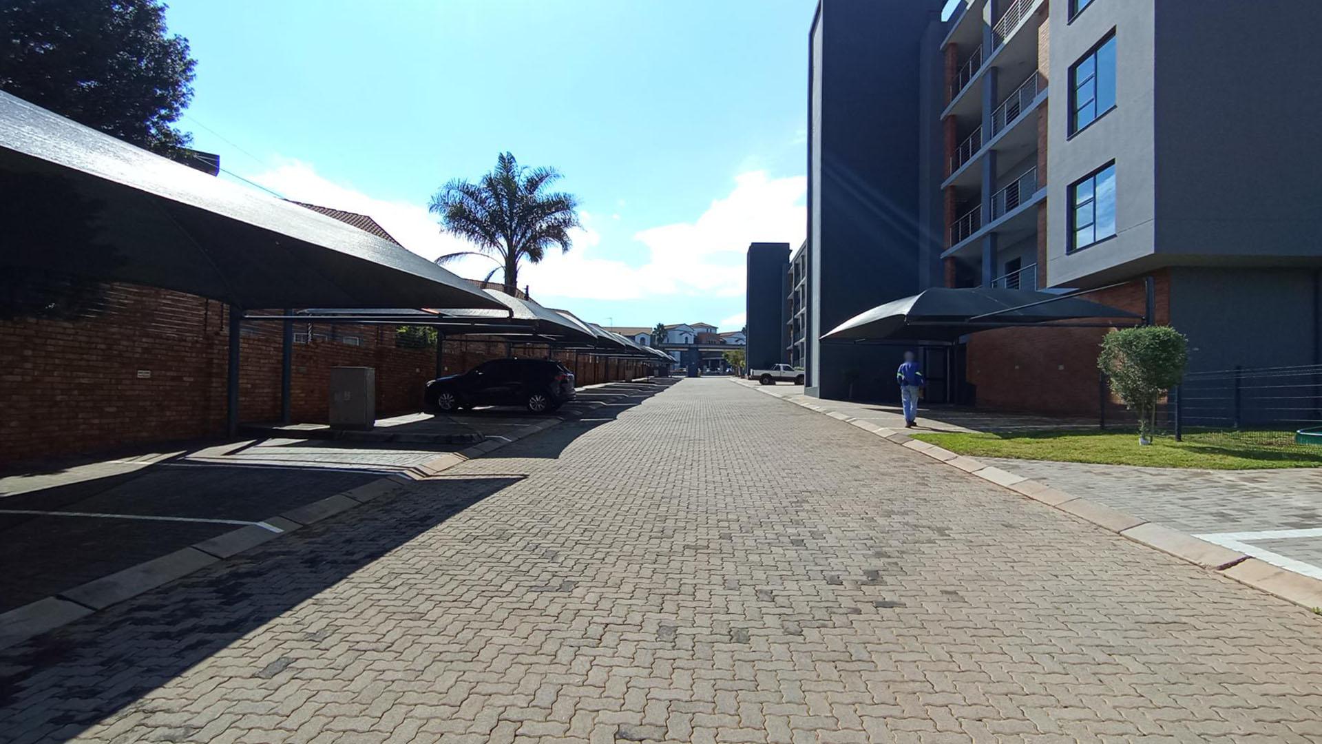 Front View of property in Die Hoewes