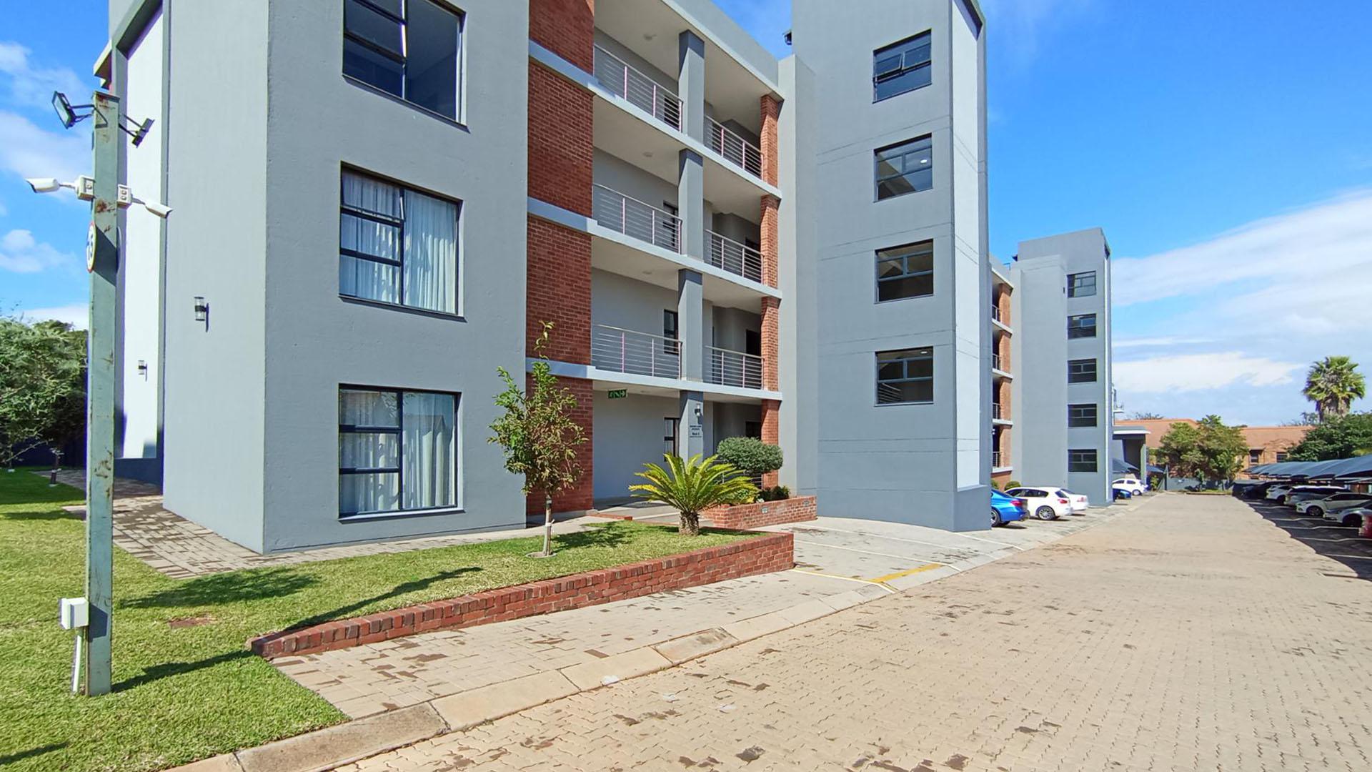 Front View of property in Die Hoewes
