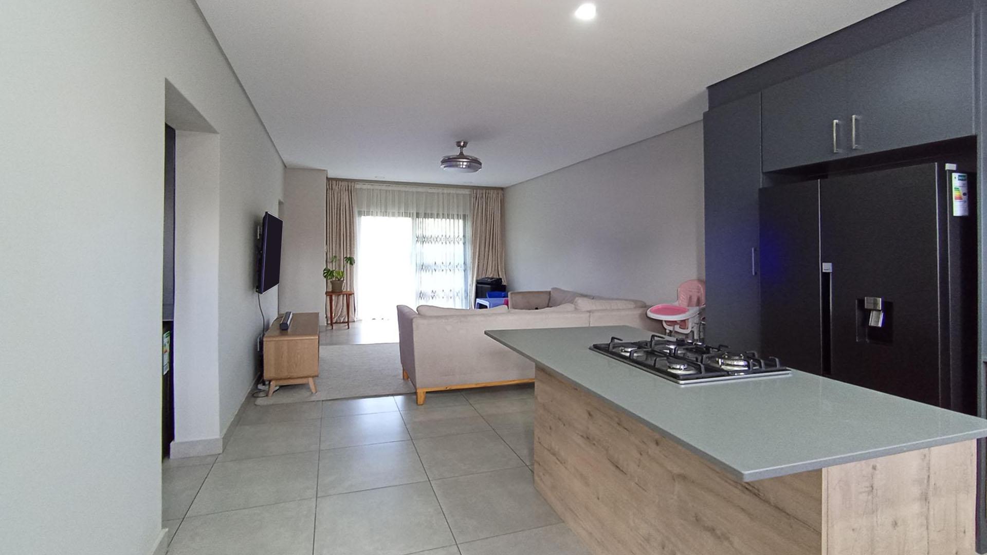 Kitchen - 17 square meters of property in Die Hoewes
