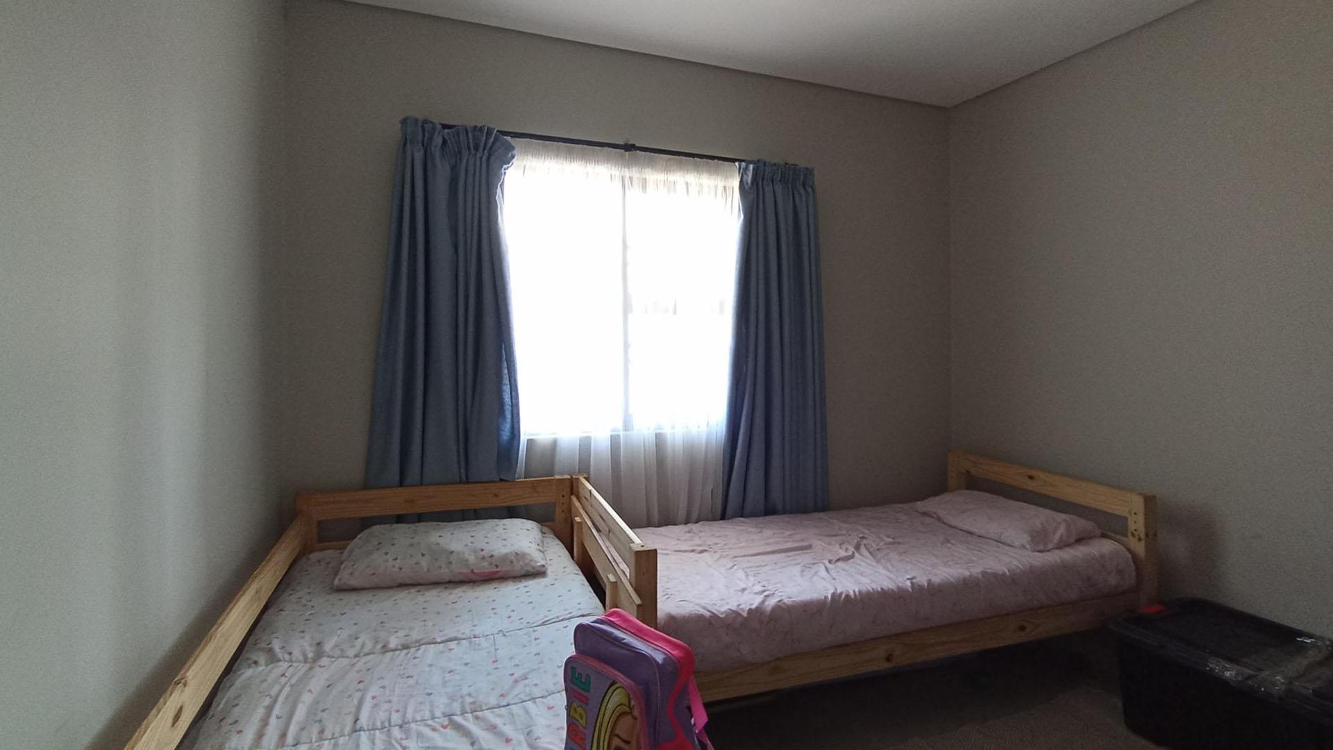 Bed Room 1 - 10 square meters of property in Die Hoewes
