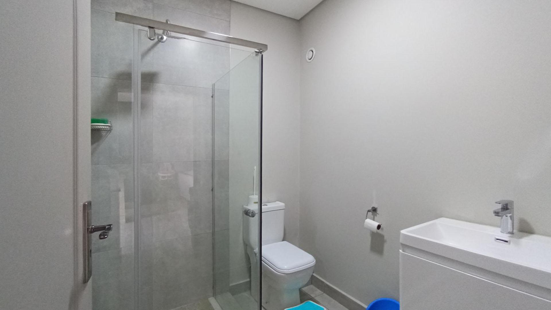 Bathroom 1 - 5 square meters of property in Die Hoewes