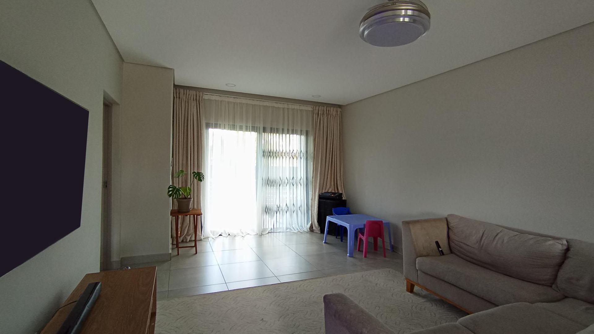 Lounges - 27 square meters of property in Die Hoewes