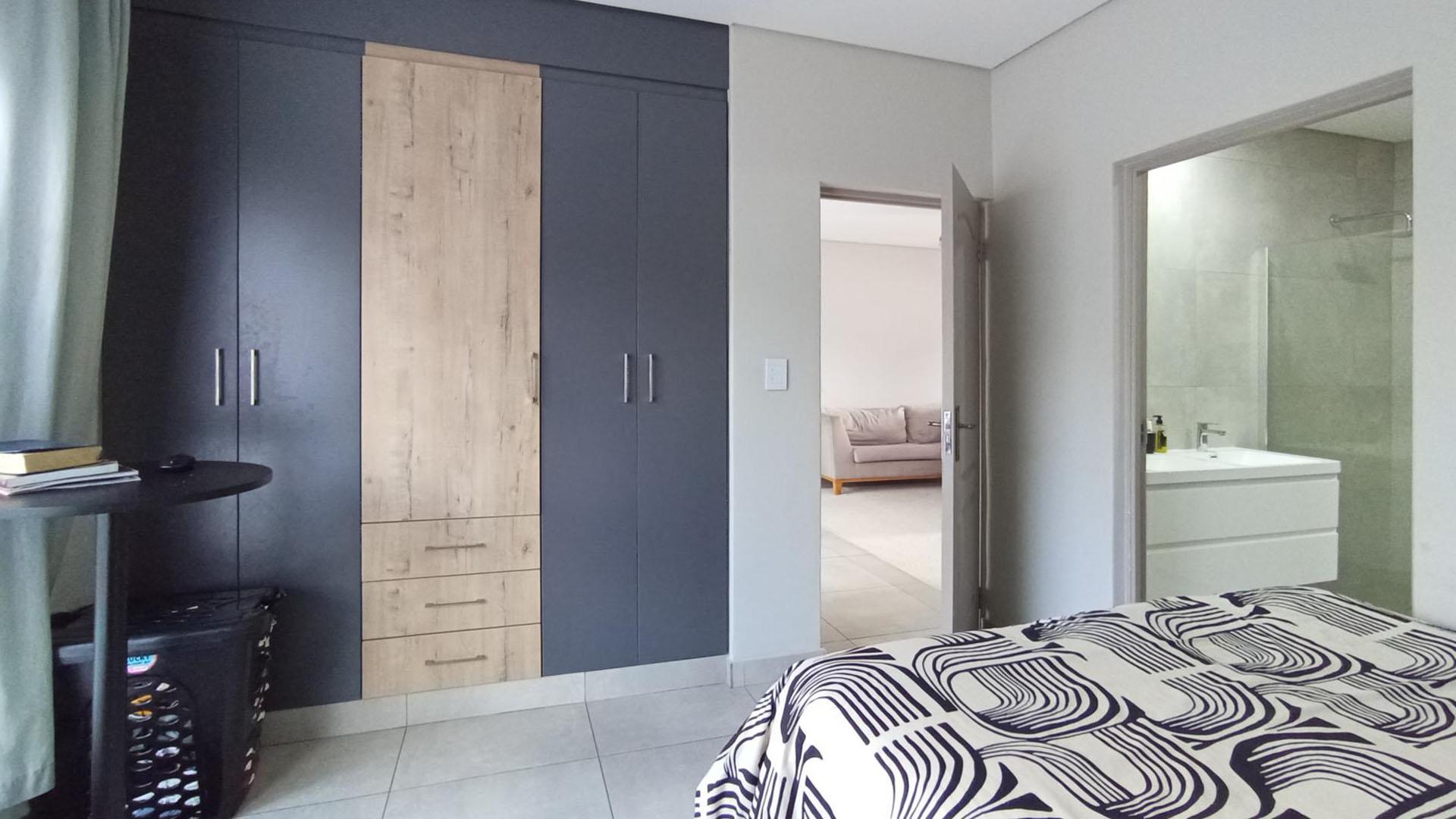 Main Bedroom - 14 square meters of property in Die Hoewes