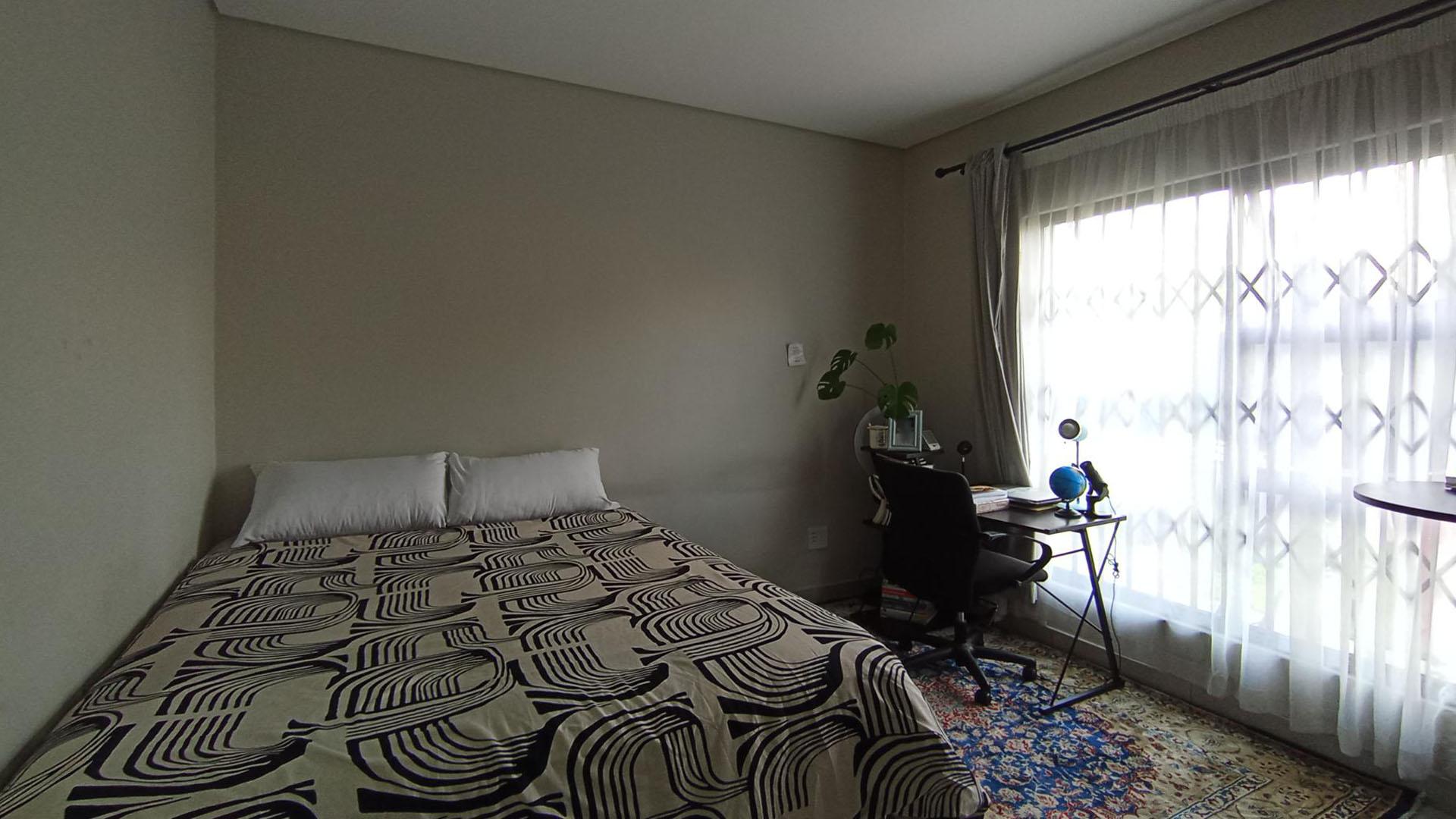 Main Bedroom - 14 square meters of property in Die Hoewes