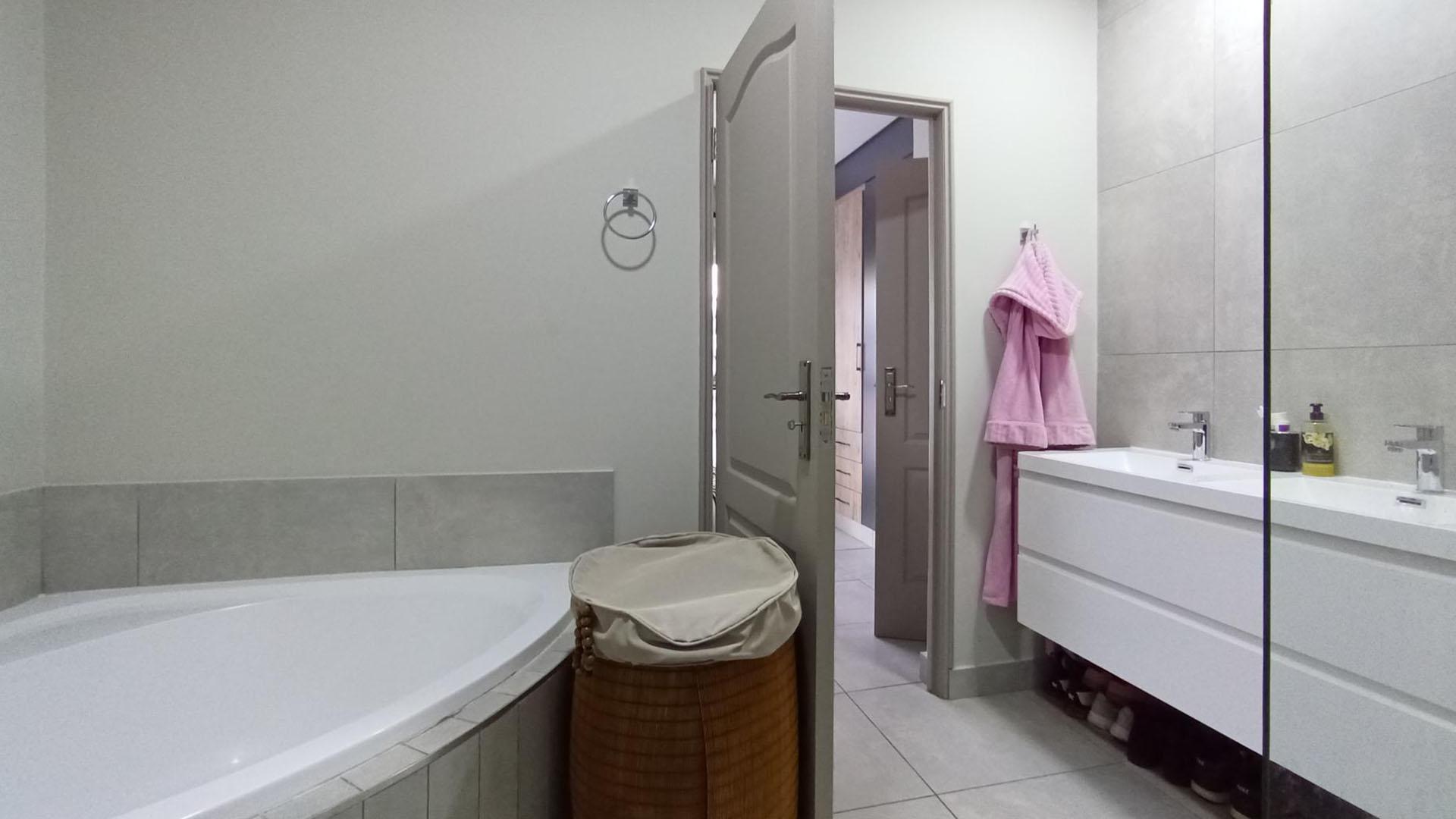 Main Bathroom - 9 square meters of property in Die Hoewes