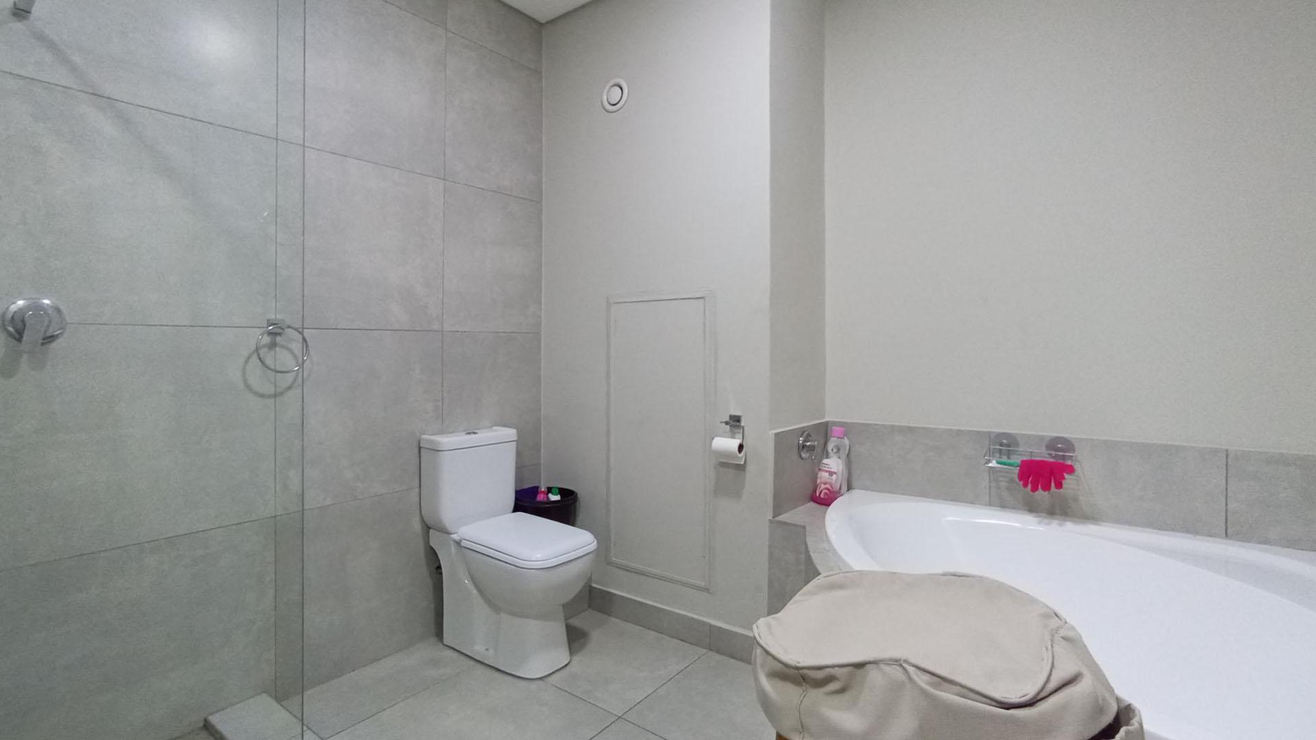 Main Bathroom - 9 square meters of property in Die Hoewes