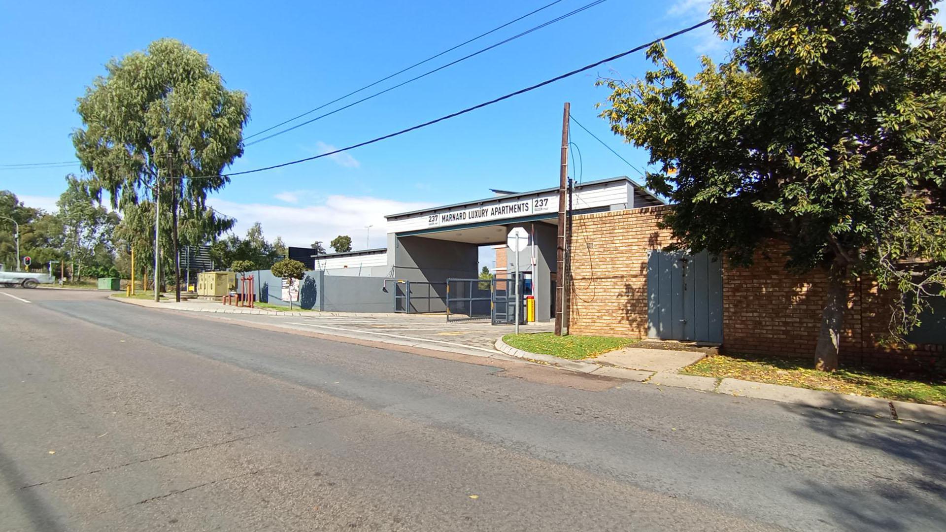 Front View of property in Die Hoewes