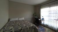 Main Bedroom - 14 square meters of property in Die Hoewes