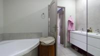 Main Bathroom - 9 square meters of property in Die Hoewes