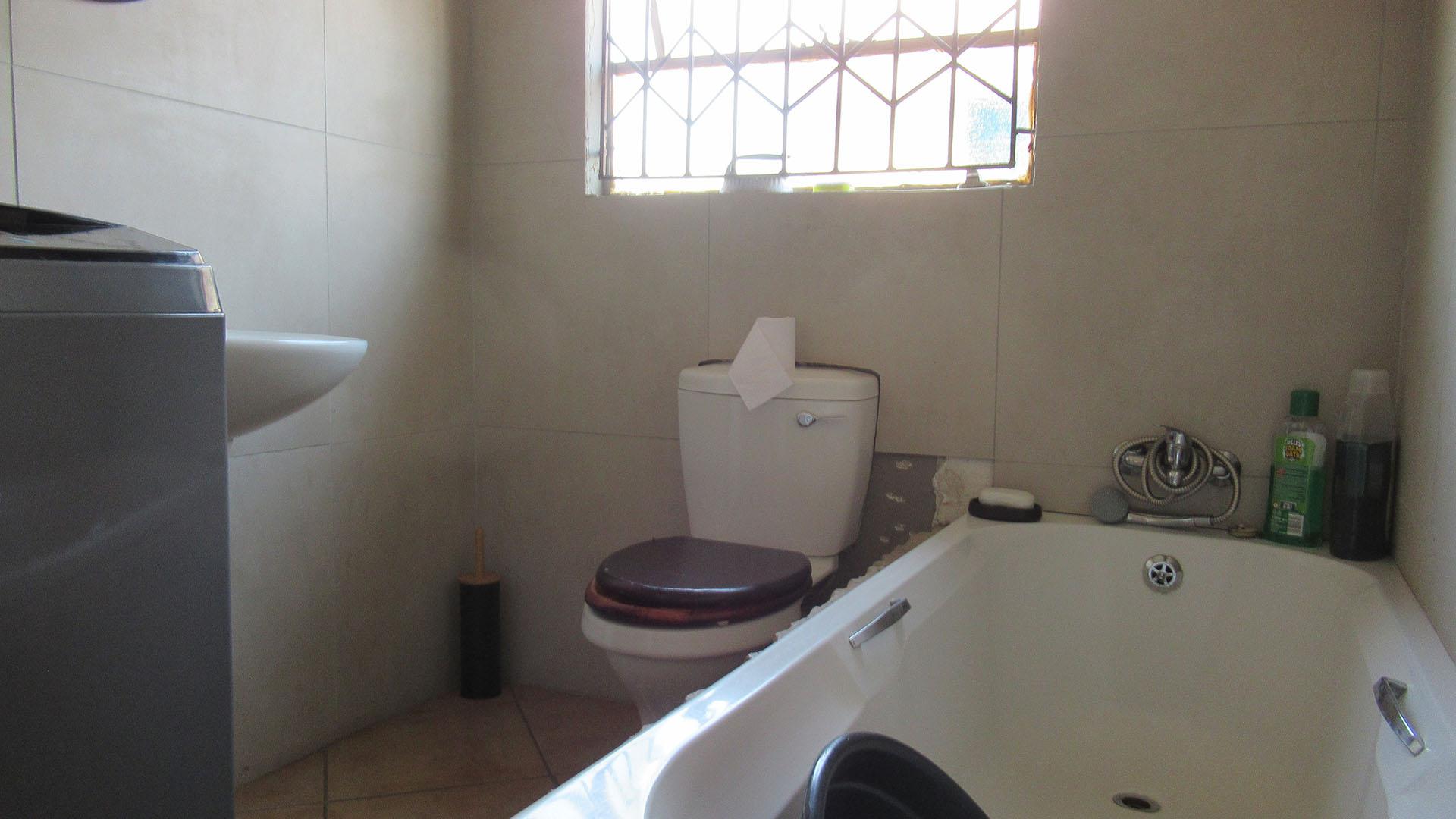 Bathroom 1 - 5 square meters of property in Vanderbijlpark