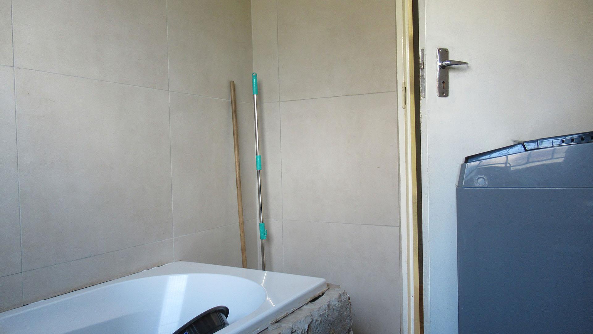 Bathroom 1 - 5 square meters of property in Vanderbijlpark