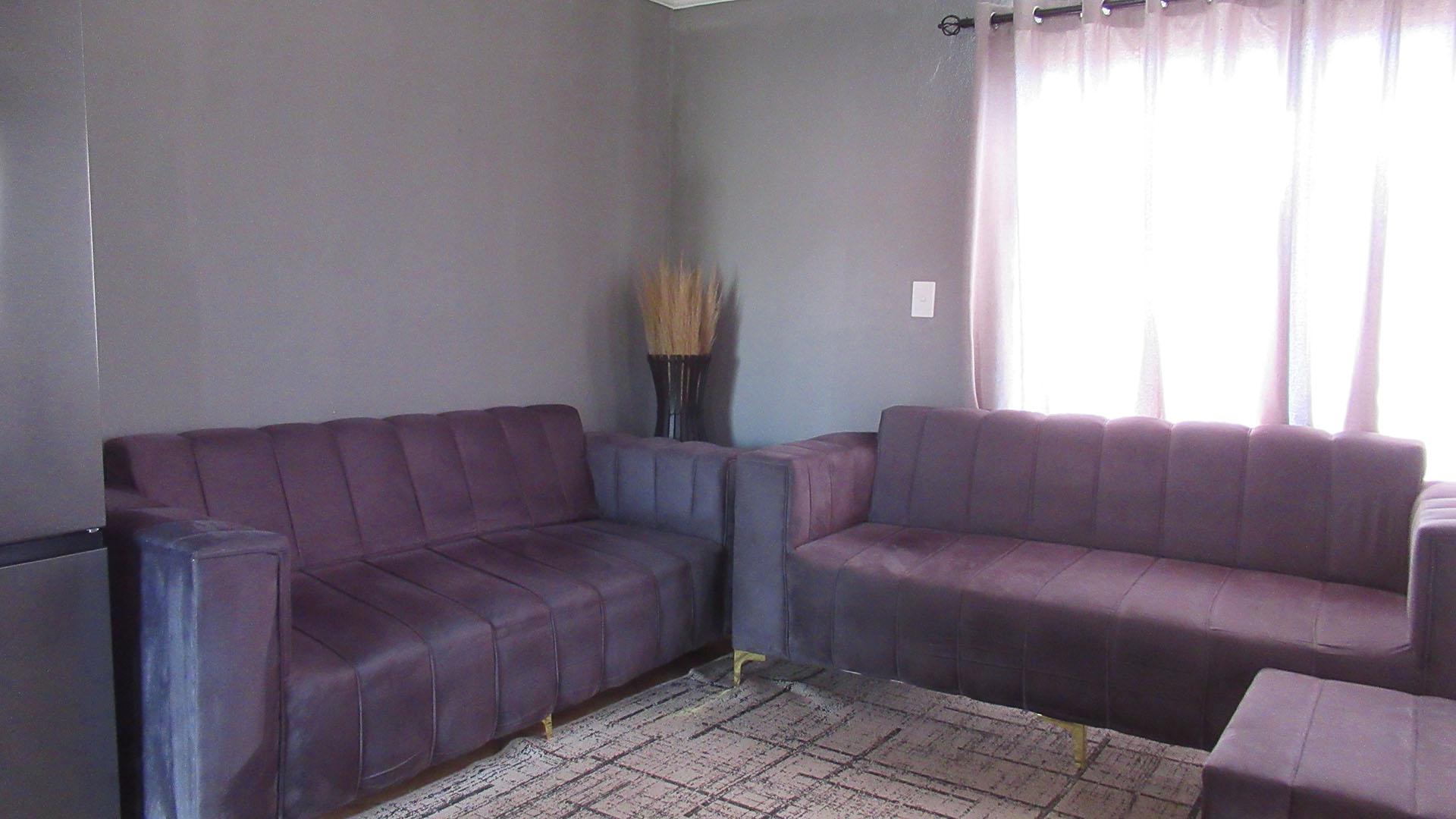 Lounges - 19 square meters of property in Vanderbijlpark