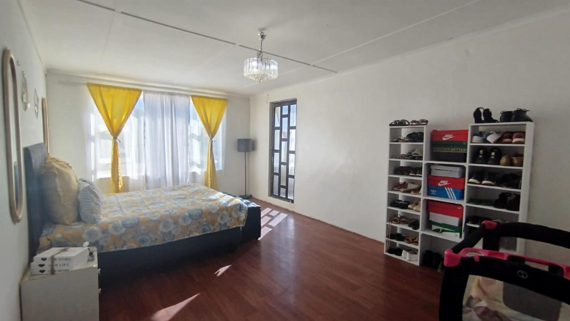 Main Bedroom of property in Napier