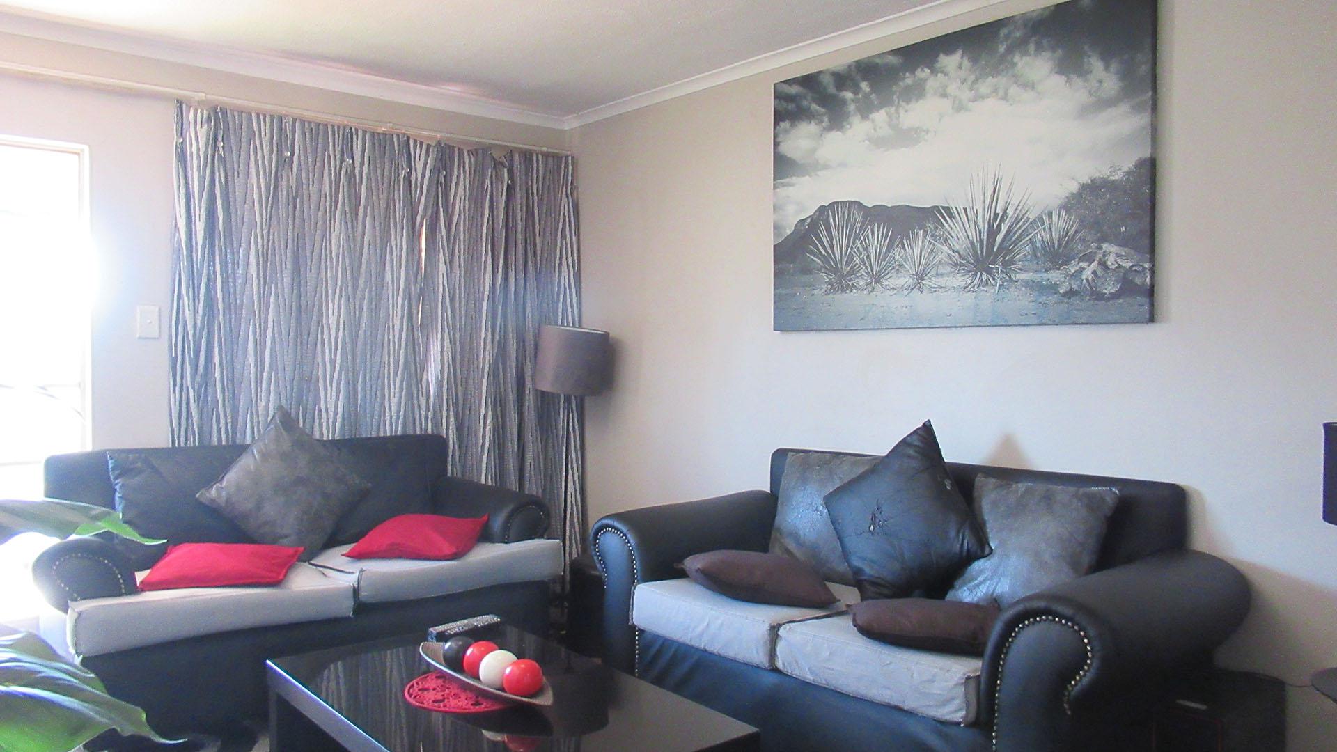 Lounges - 18 square meters of property in Meredale