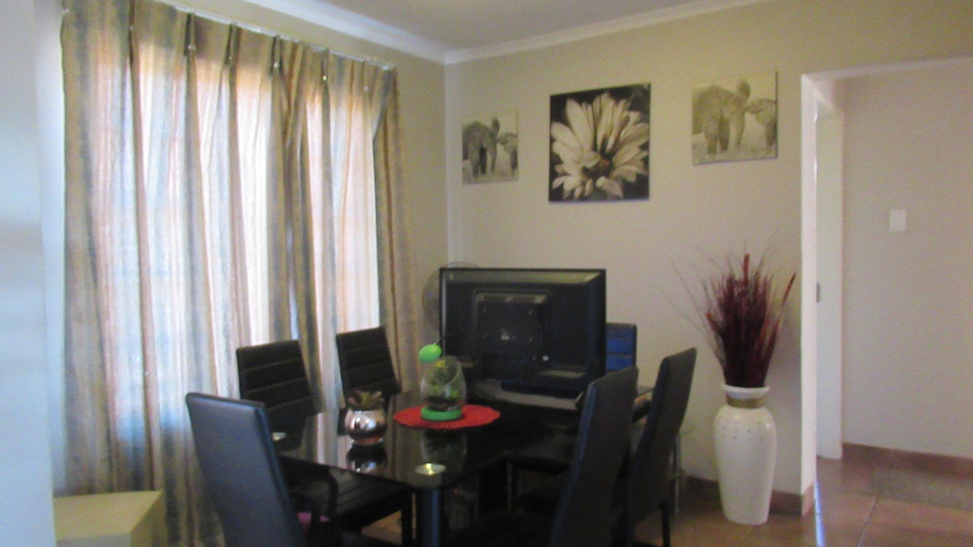 Dining Room - 10 square meters of property in Meredale