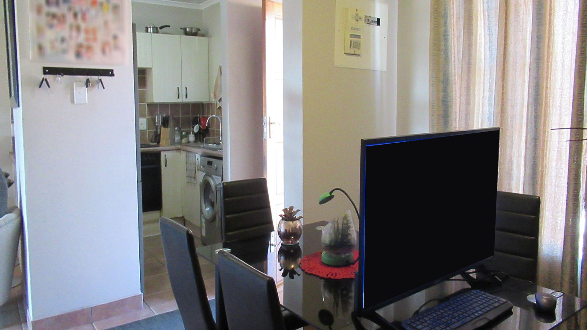 Dining Room - 10 square meters of property in Meredale