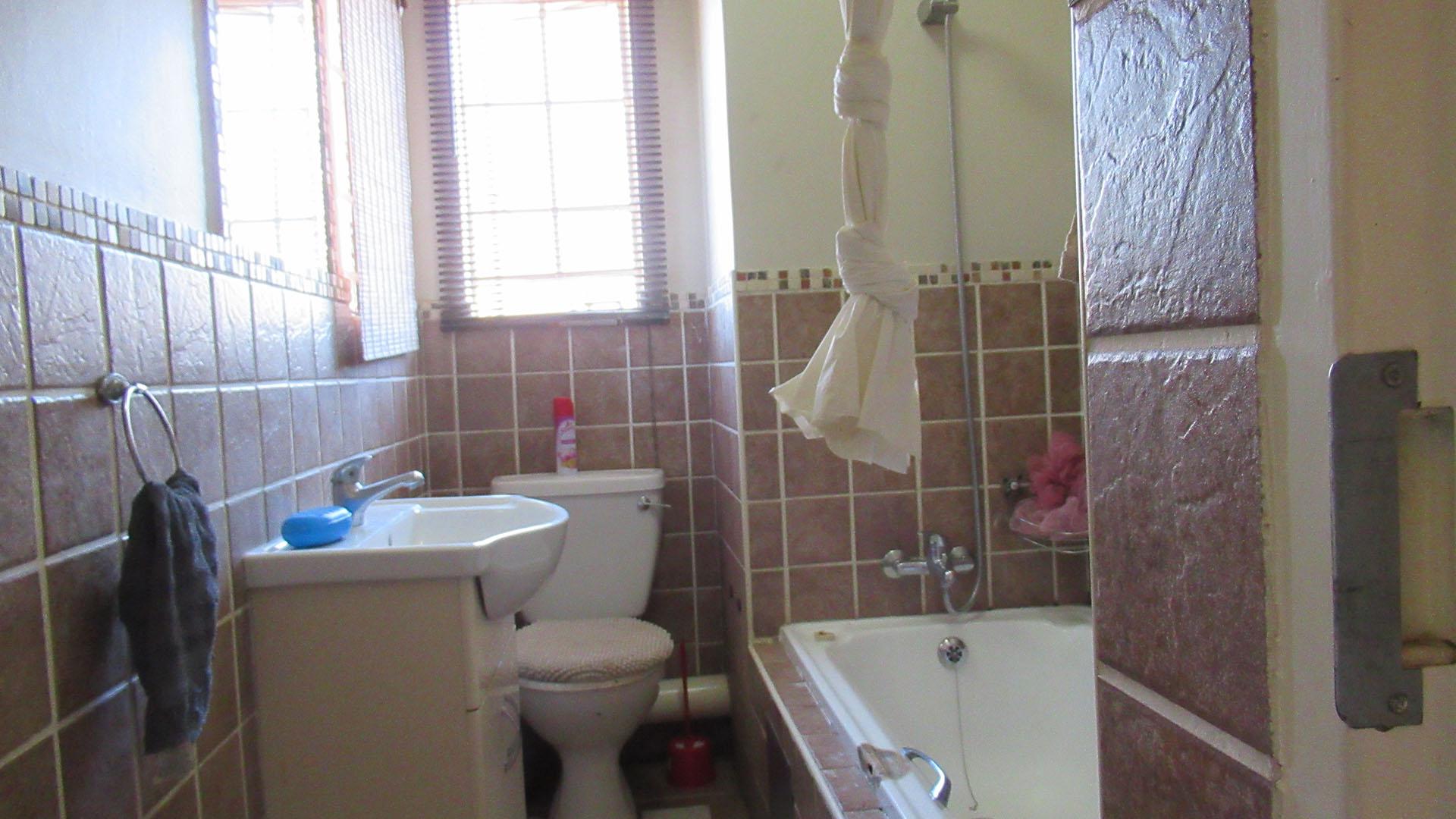 Bathroom 1 - 6 square meters of property in Meredale