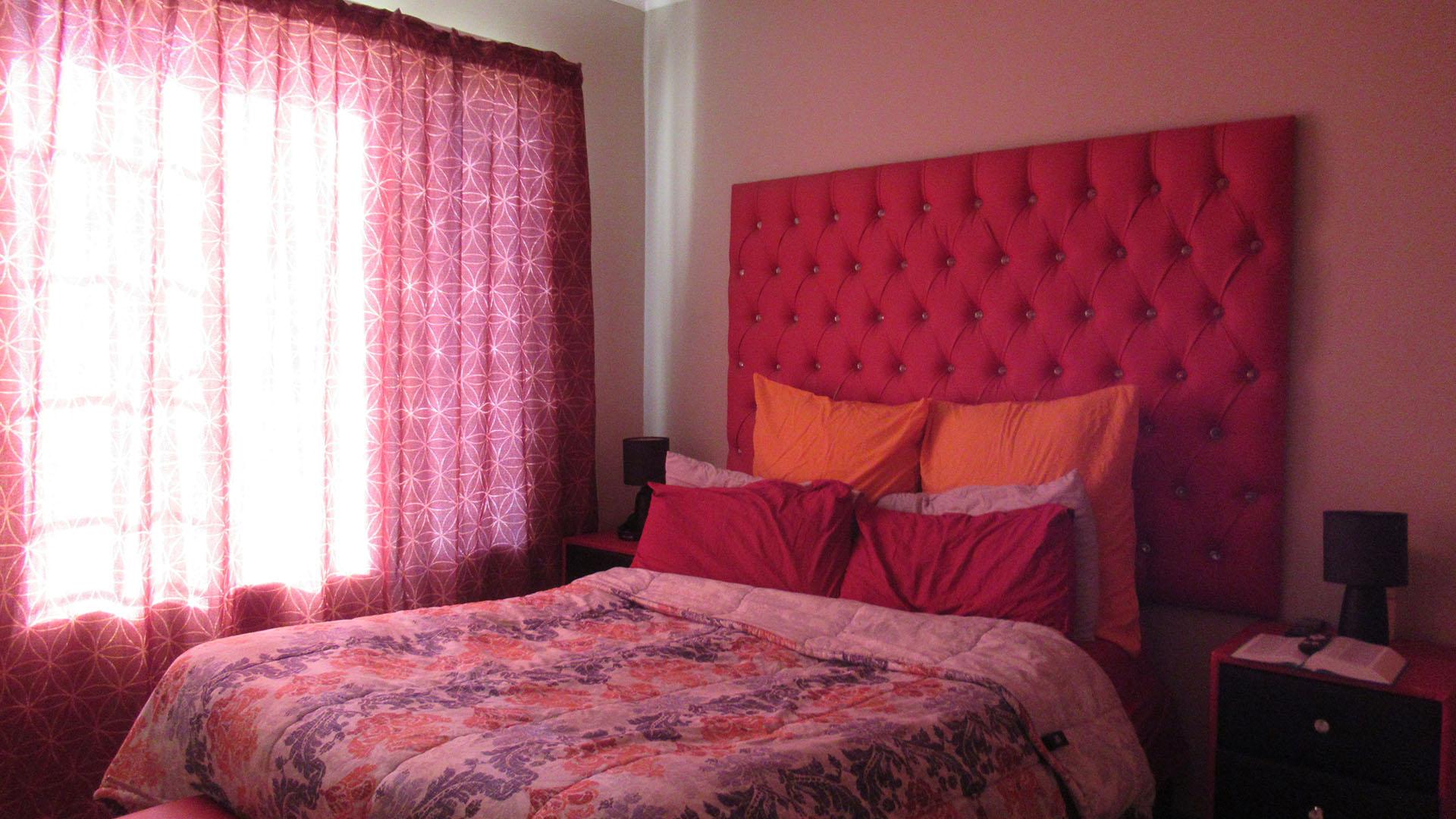 Bed Room 1 - 11 square meters of property in Meredale
