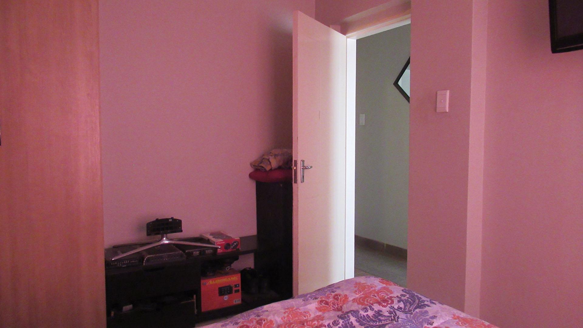 Bed Room 1 - 11 square meters of property in Meredale