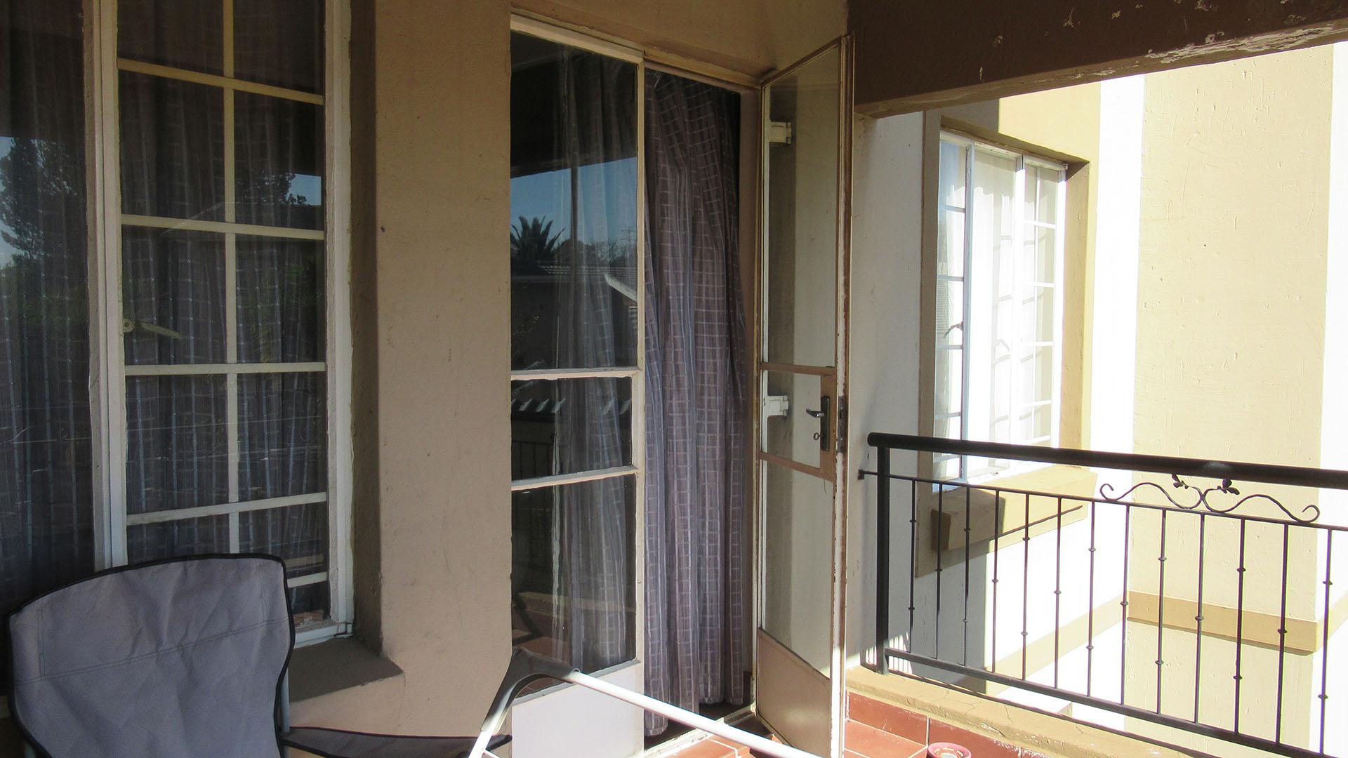 Balcony - 10 square meters of property in Meredale