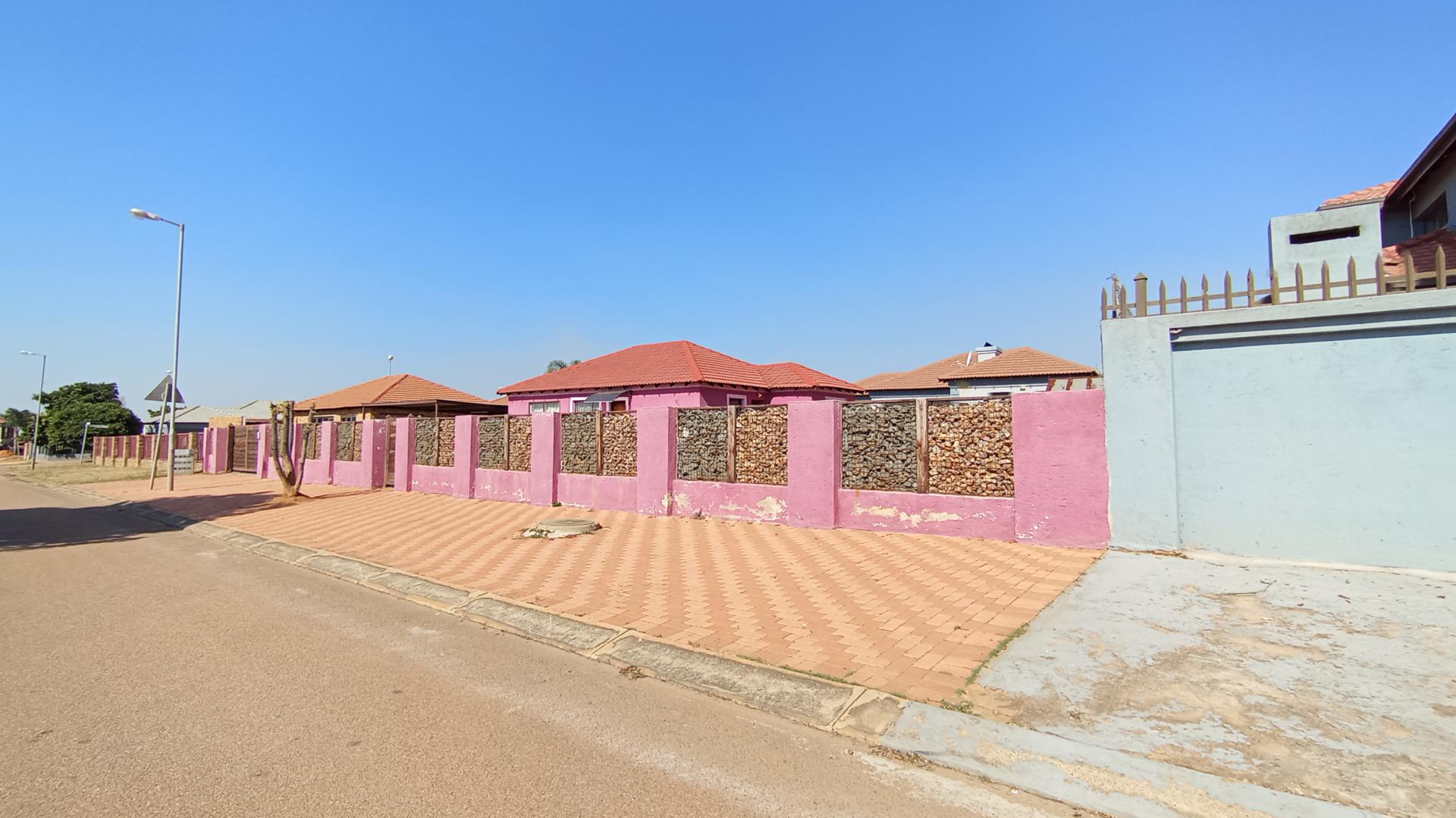 Front View of property in Karenpark