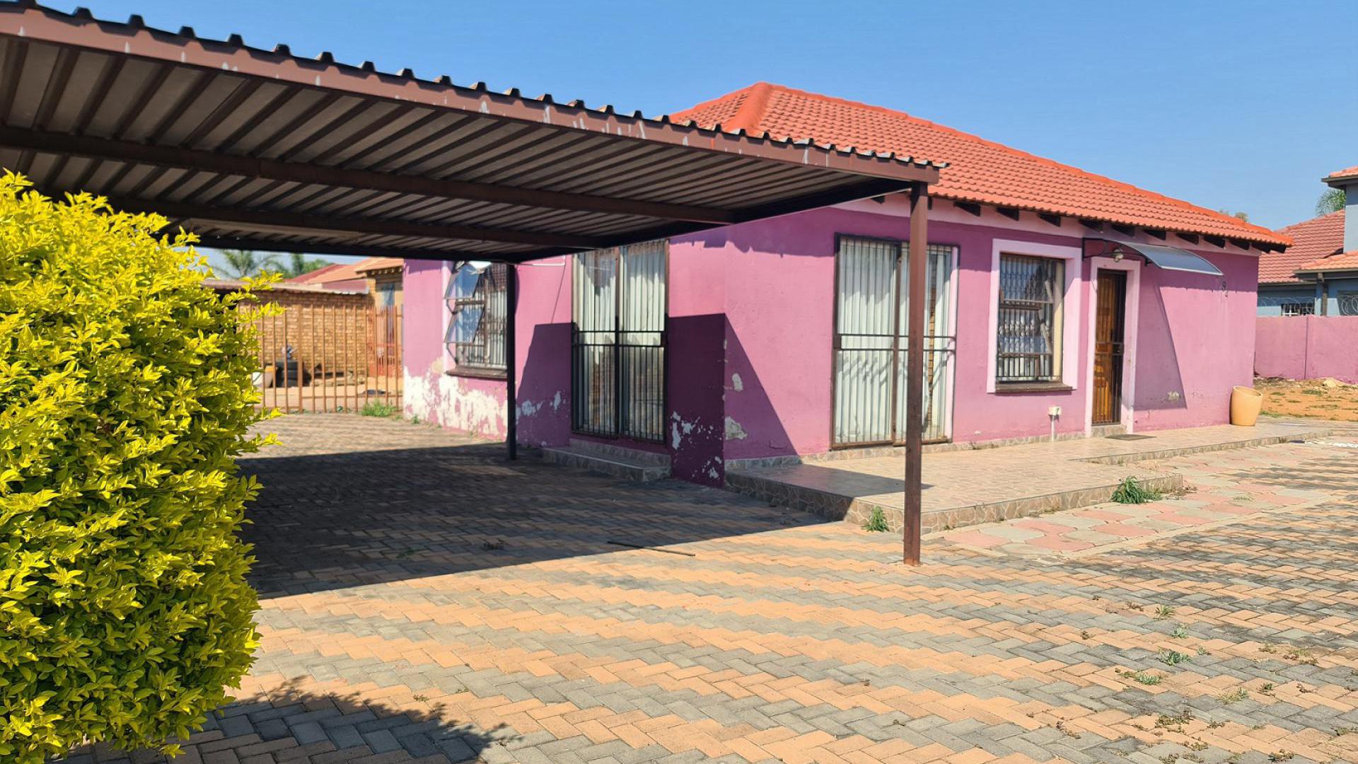 Front View of property in Karenpark
