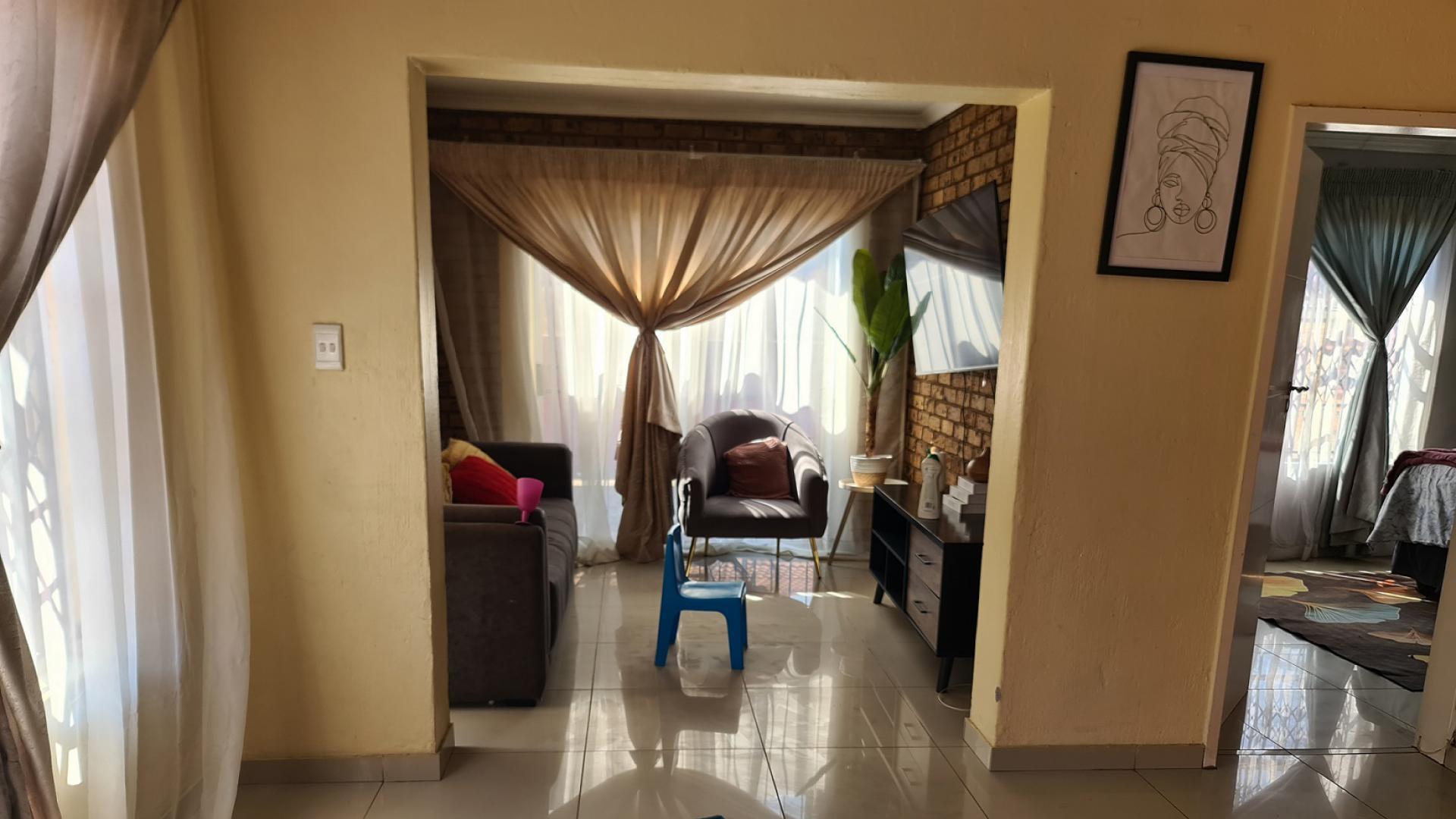 Lounges of property in Karenpark