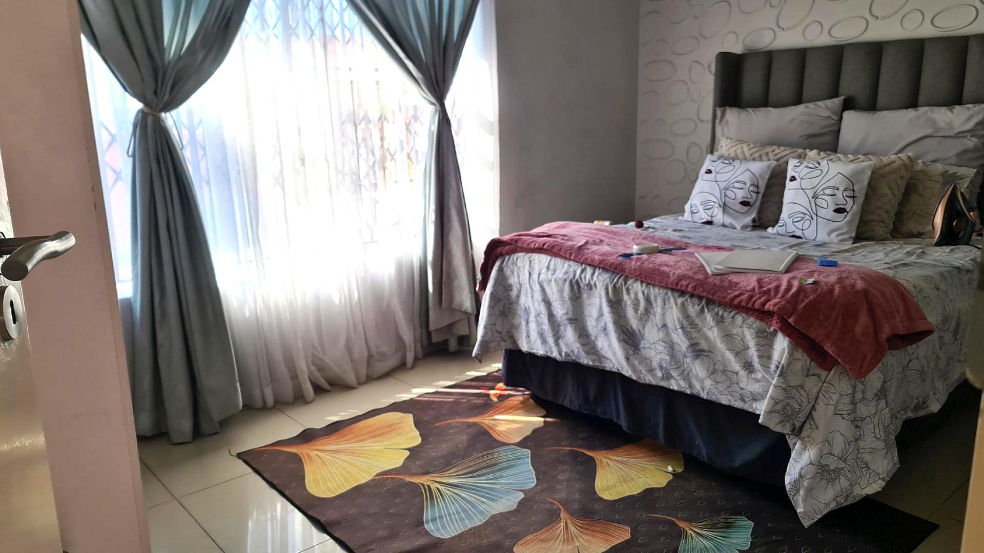 Bed Room 1 of property in Karenpark