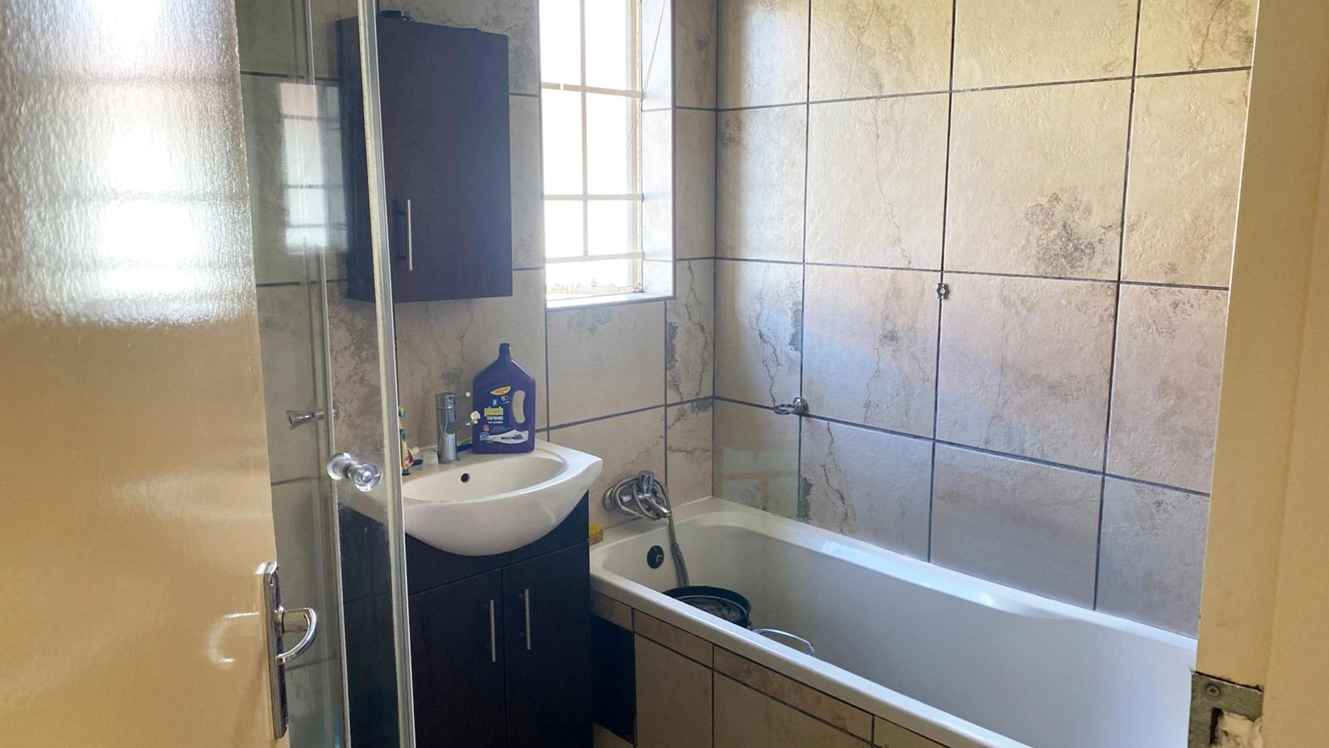Bathroom 1 of property in Waterkloof (Rustenburg)