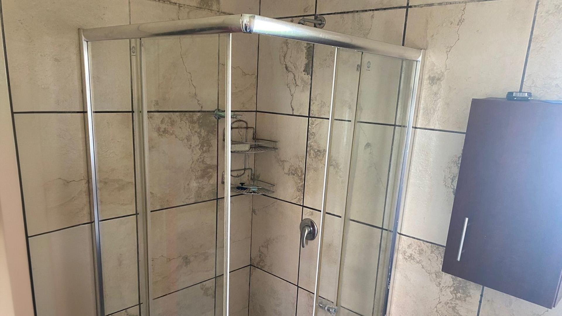 Bathroom 1 of property in Waterkloof (Rustenburg)