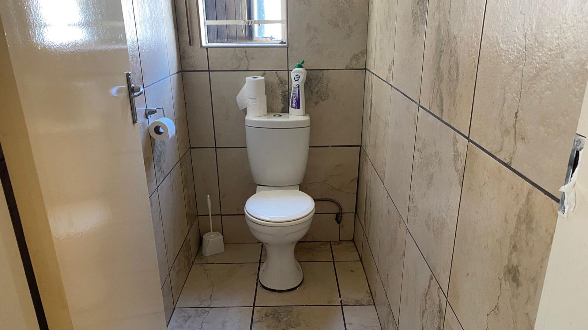 Bathroom 1 of property in Waterkloof (Rustenburg)